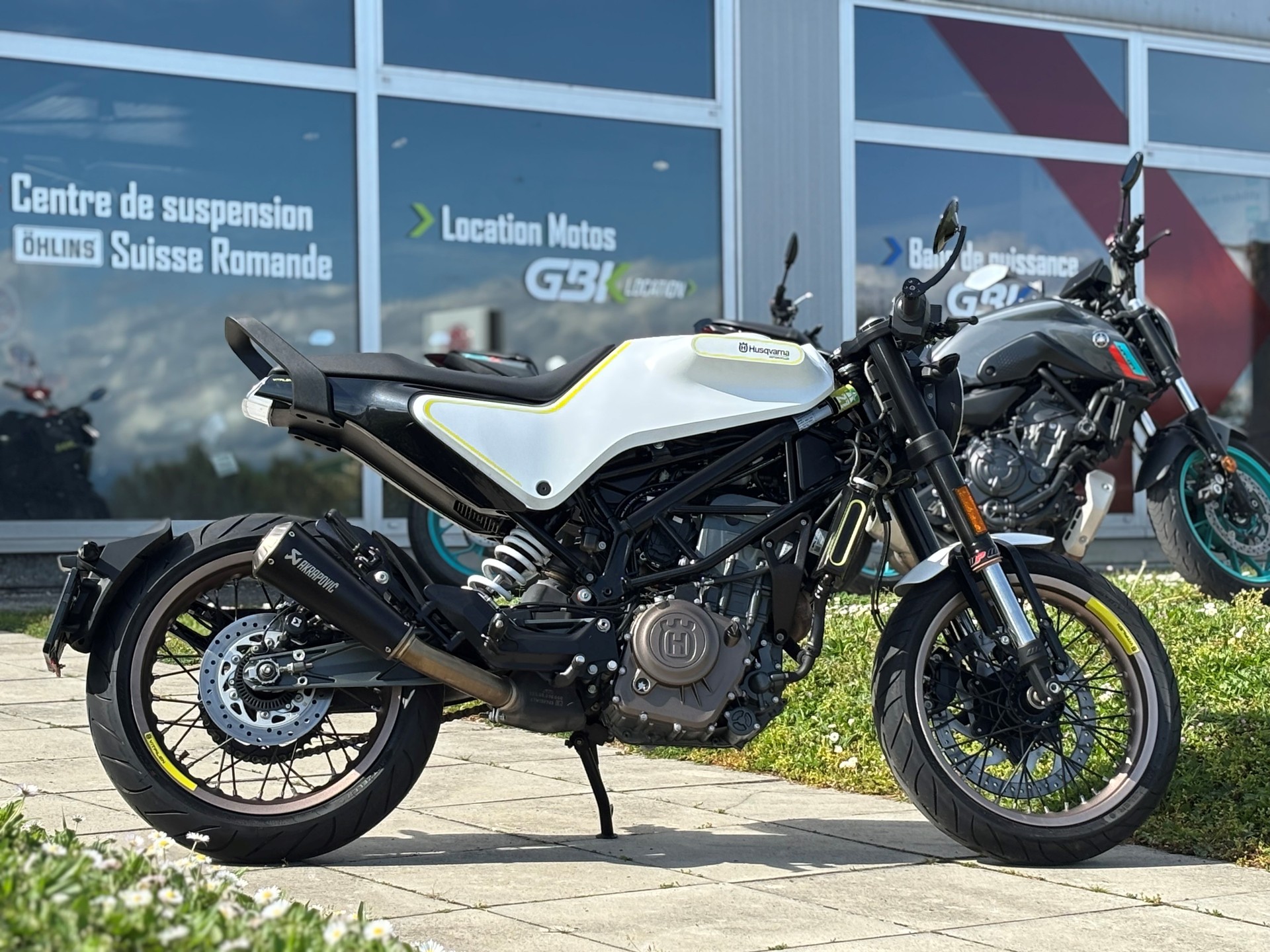 HUSQVARNA Vitpilen 401-showroom-element-1