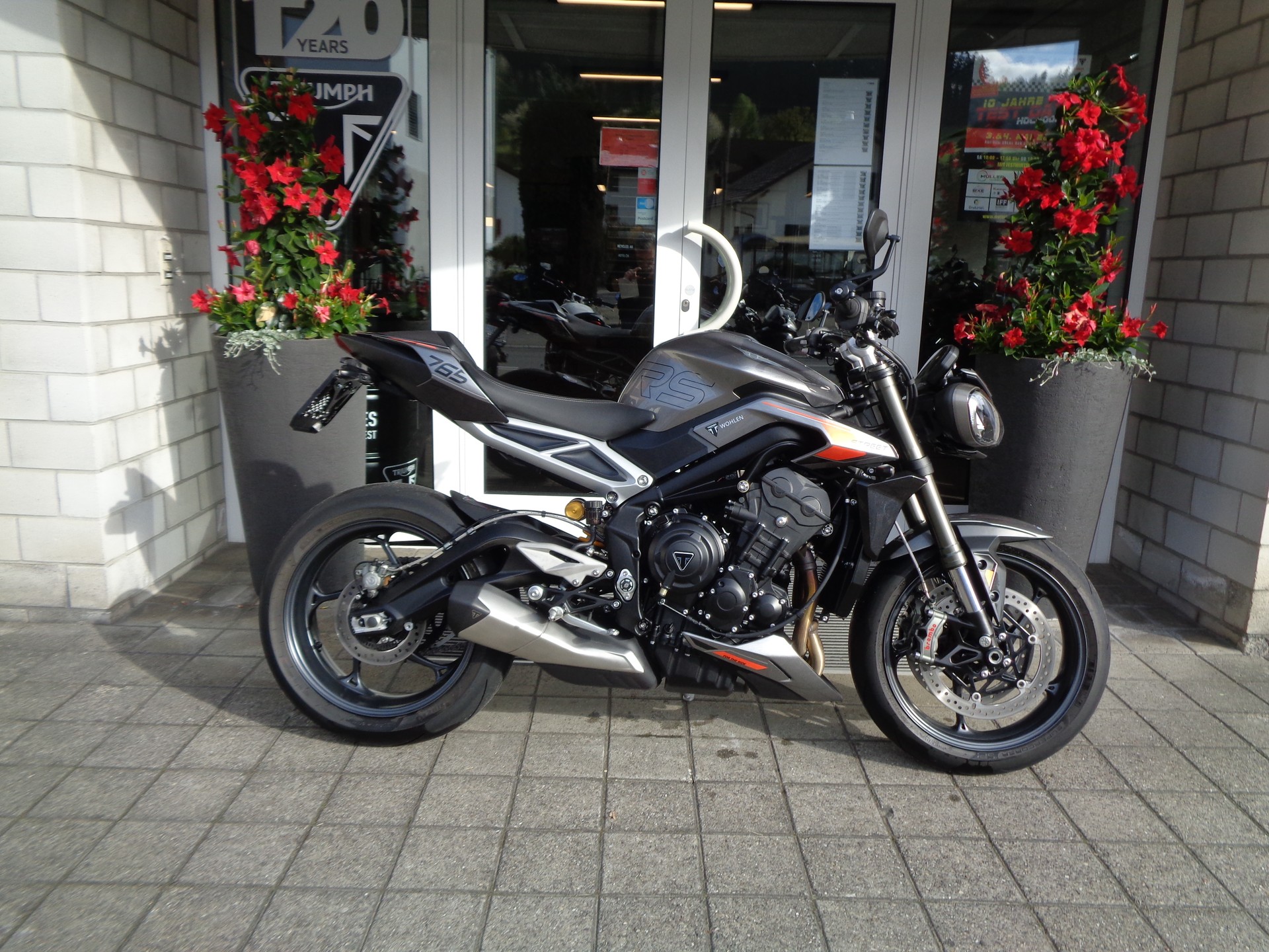 TRIUMPH Street Triple RS 765-showroom-element-1