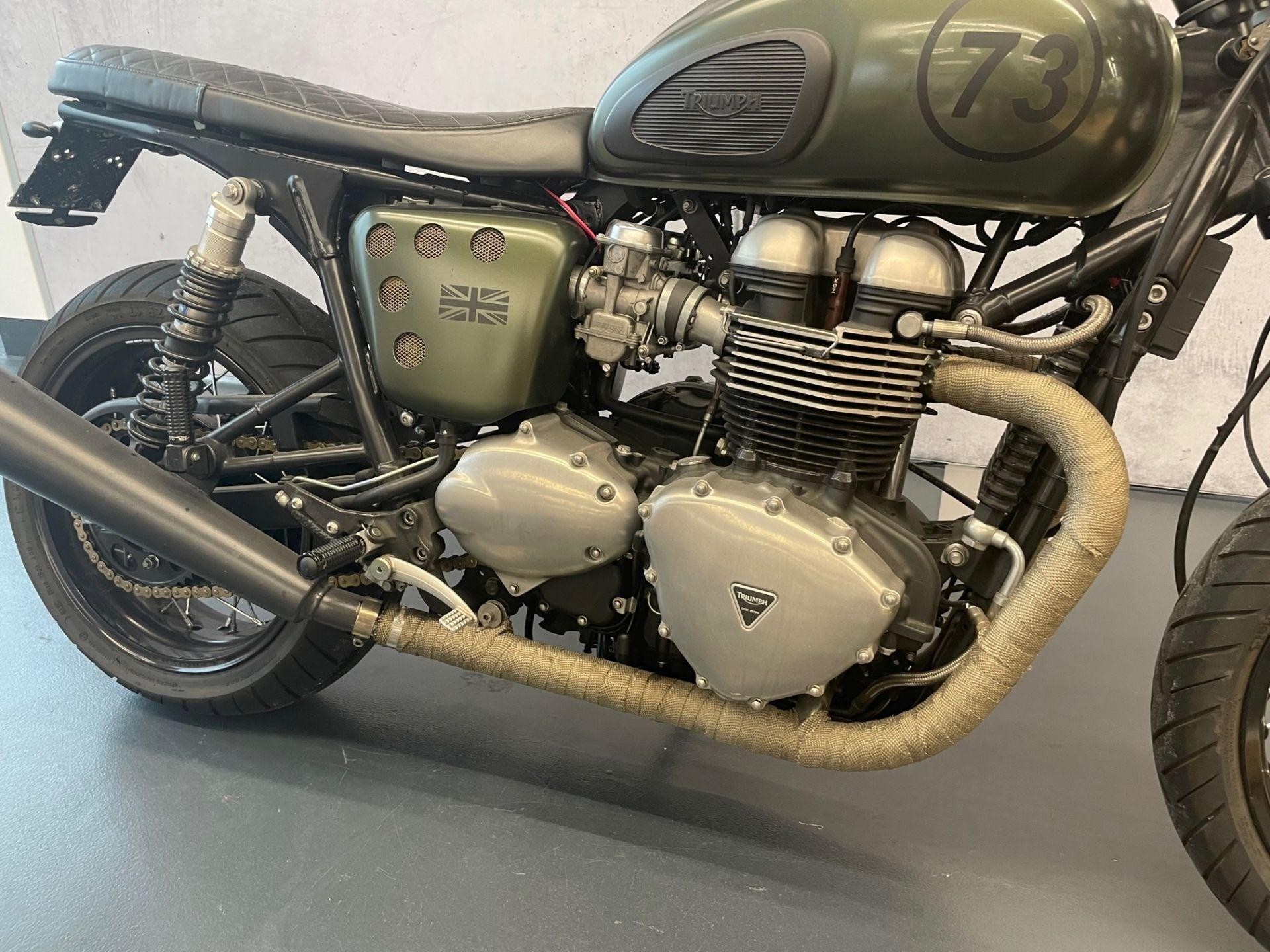 TRIUMPH Thruxton 900 Rare-showroom-element-1