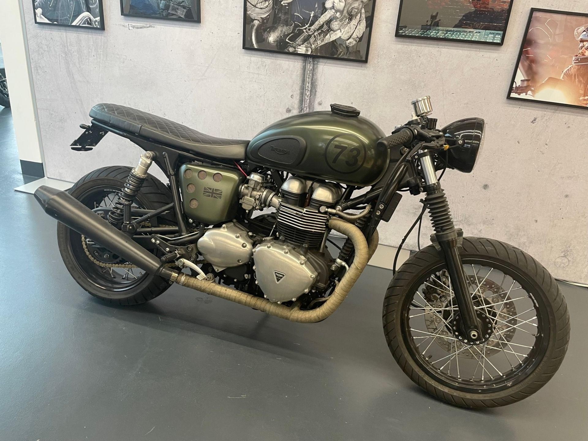 TRIUMPH Thruxton 900 Rare-showroom-element-2