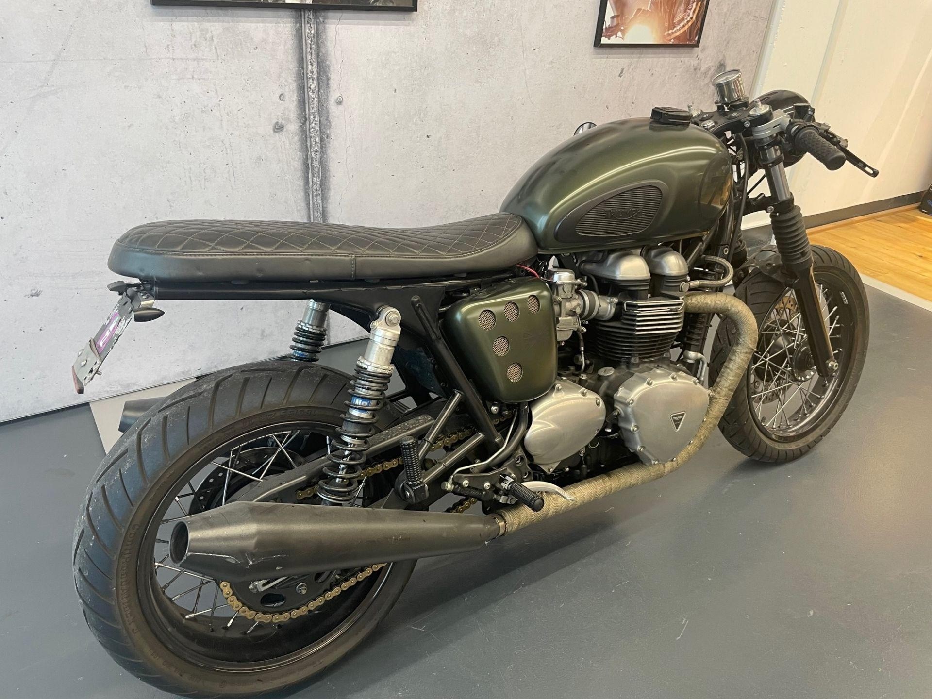 TRIUMPH Thruxton 900 Rare-showroom-element-3