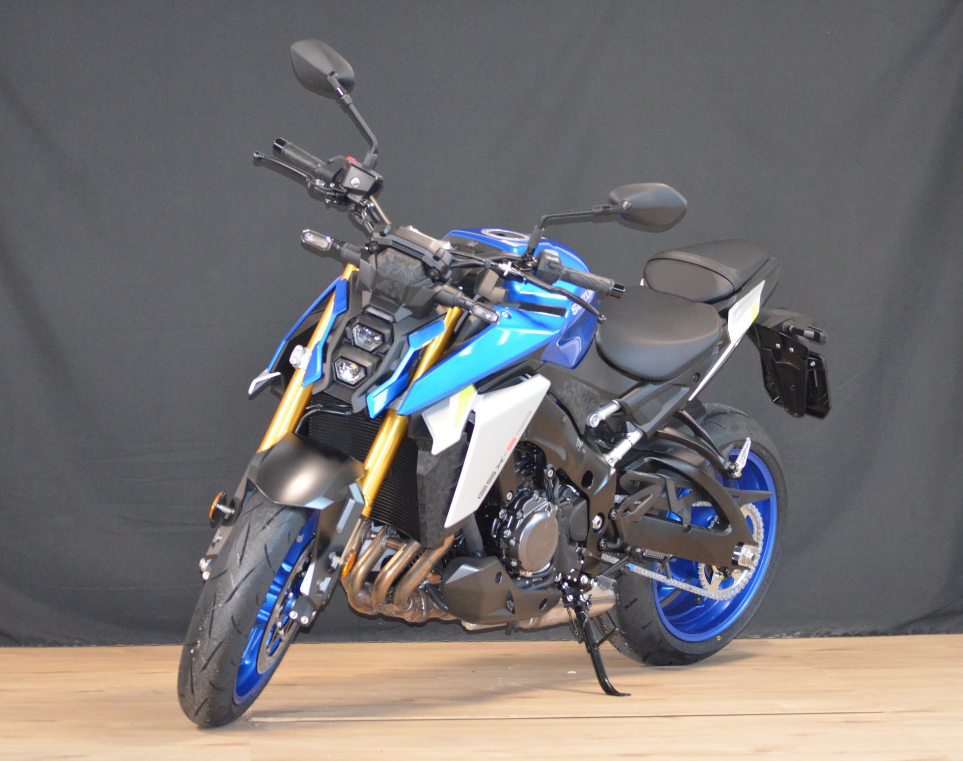 SUZUKI GSX-S 1000-showroom-element-1