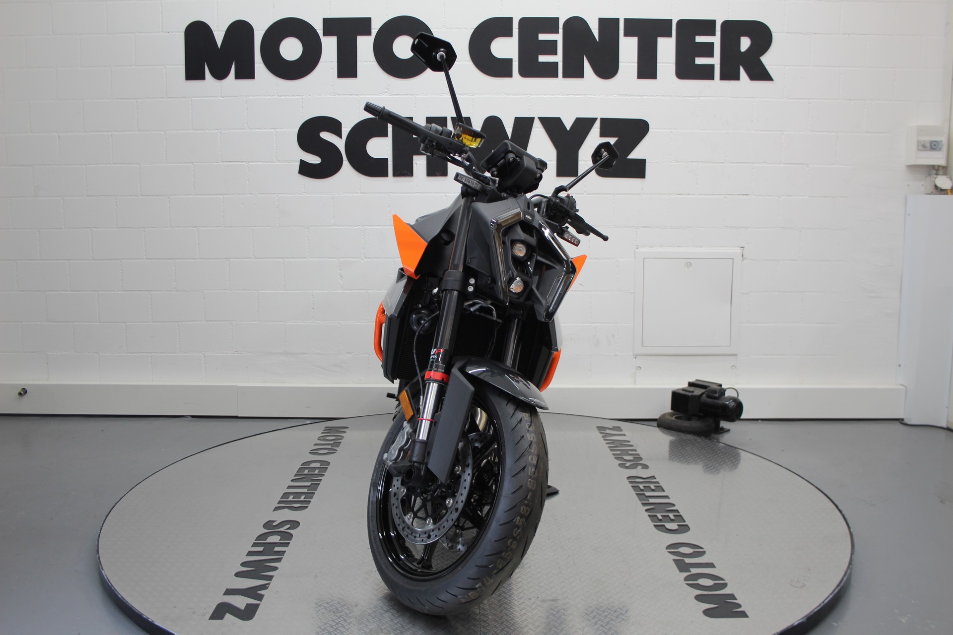 KTM 990 Duke-showroom-element-2