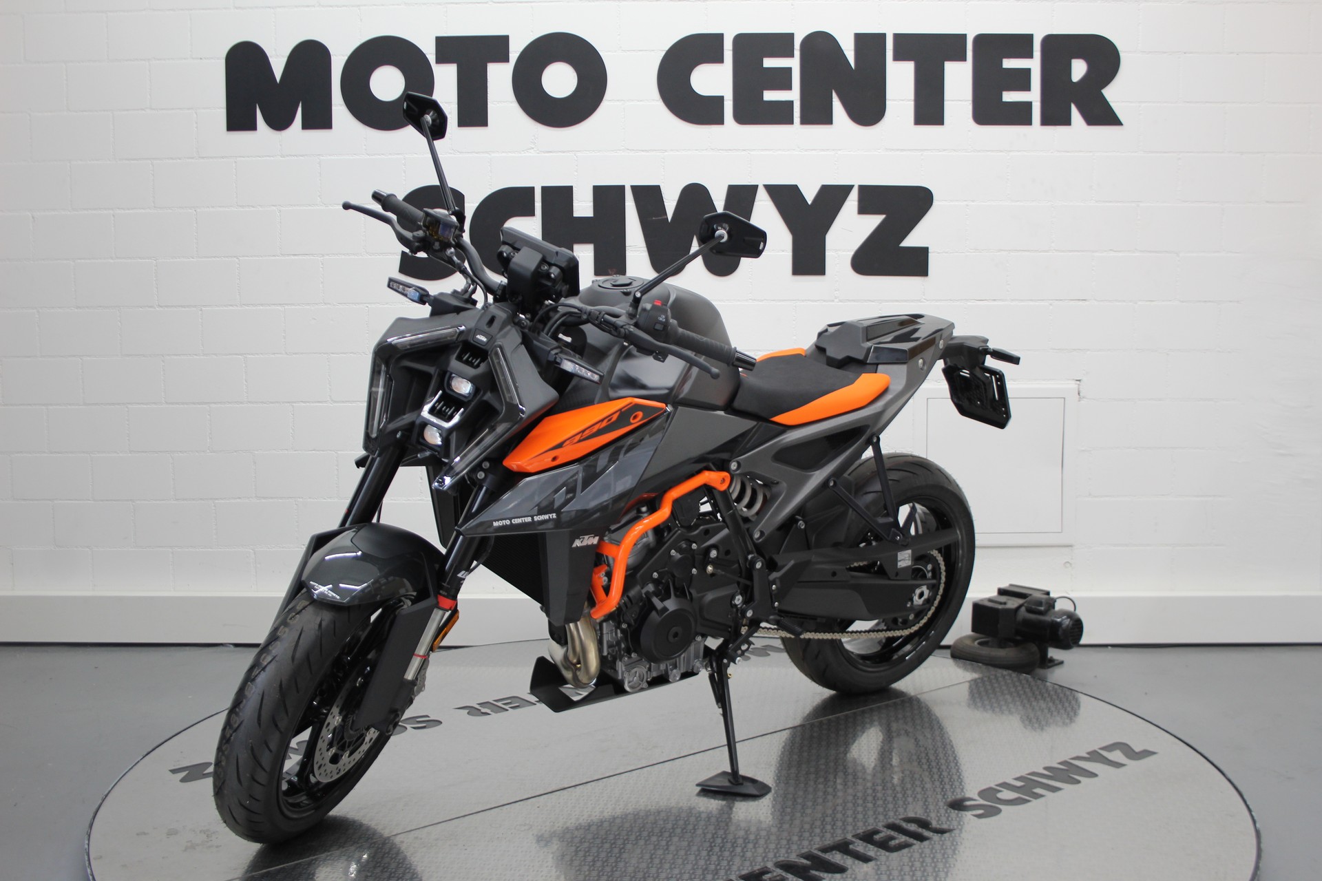 KTM 990 Duke-showroom-element-3