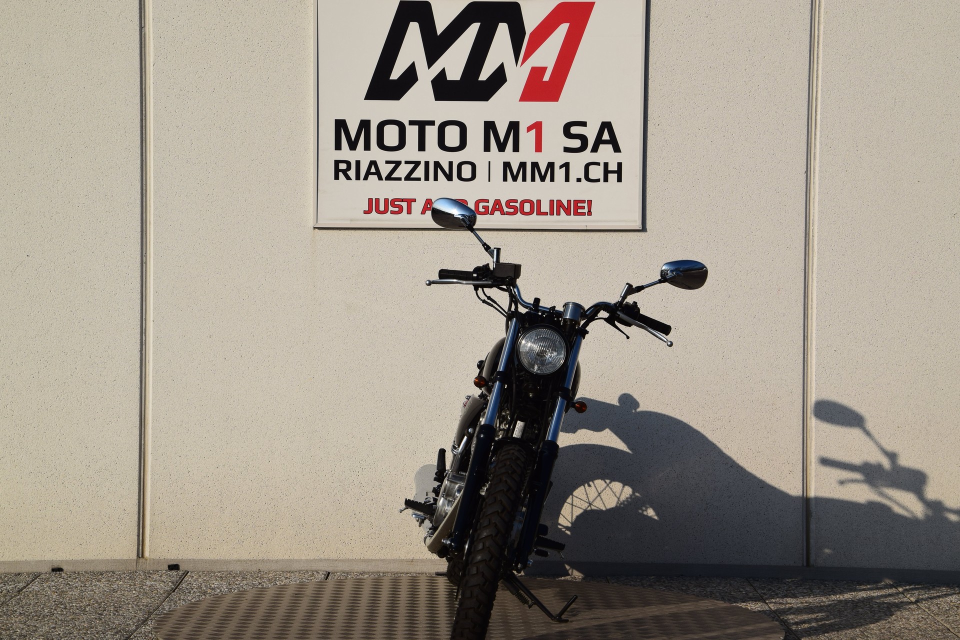 YAMAHA SR 400-showroom-element-2
