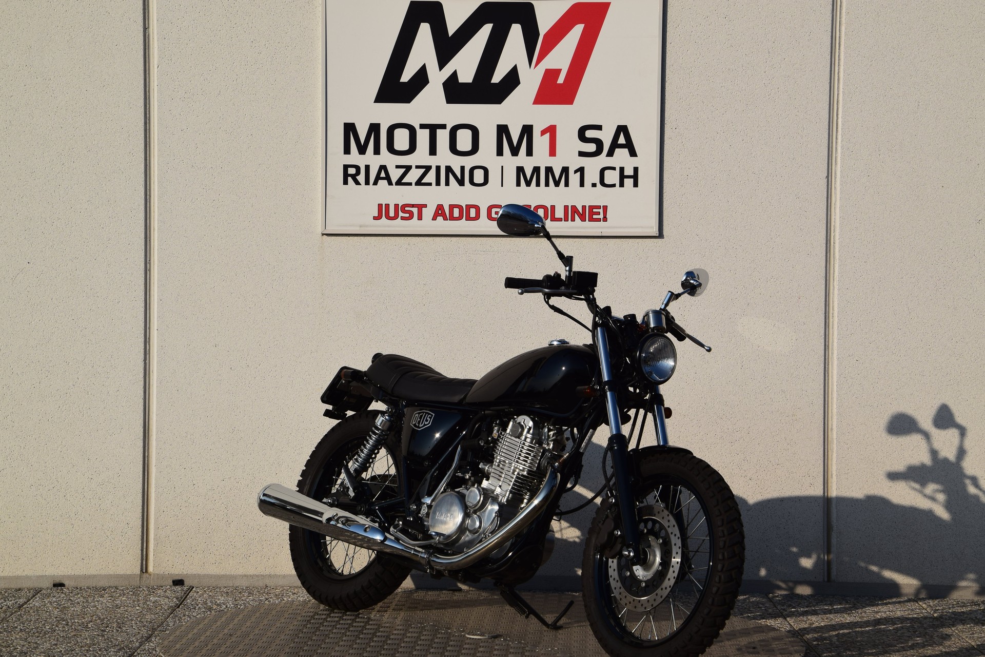 YAMAHA SR 400-showroom-element-1