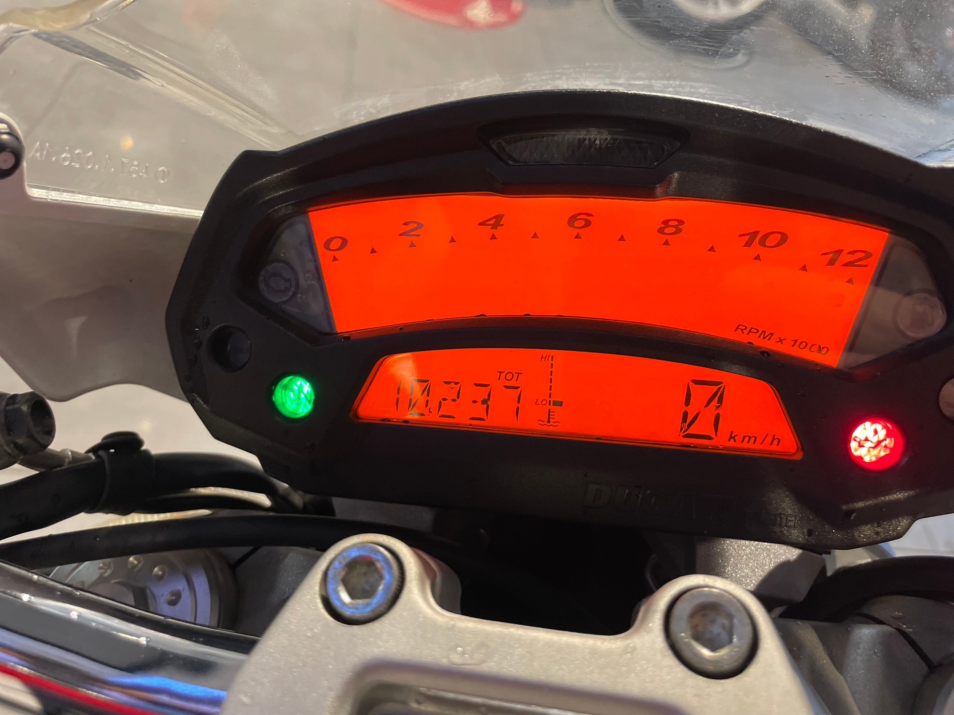 DUCATI Monster 696M-showroom-element-3
