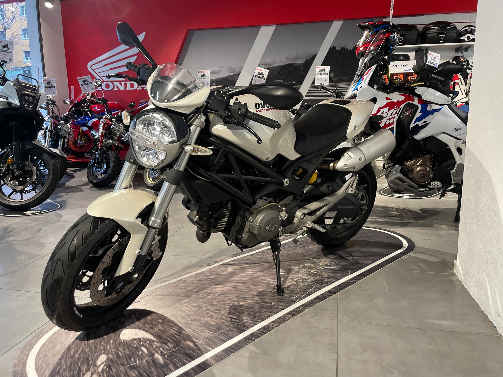 DUCATI Monster 696M