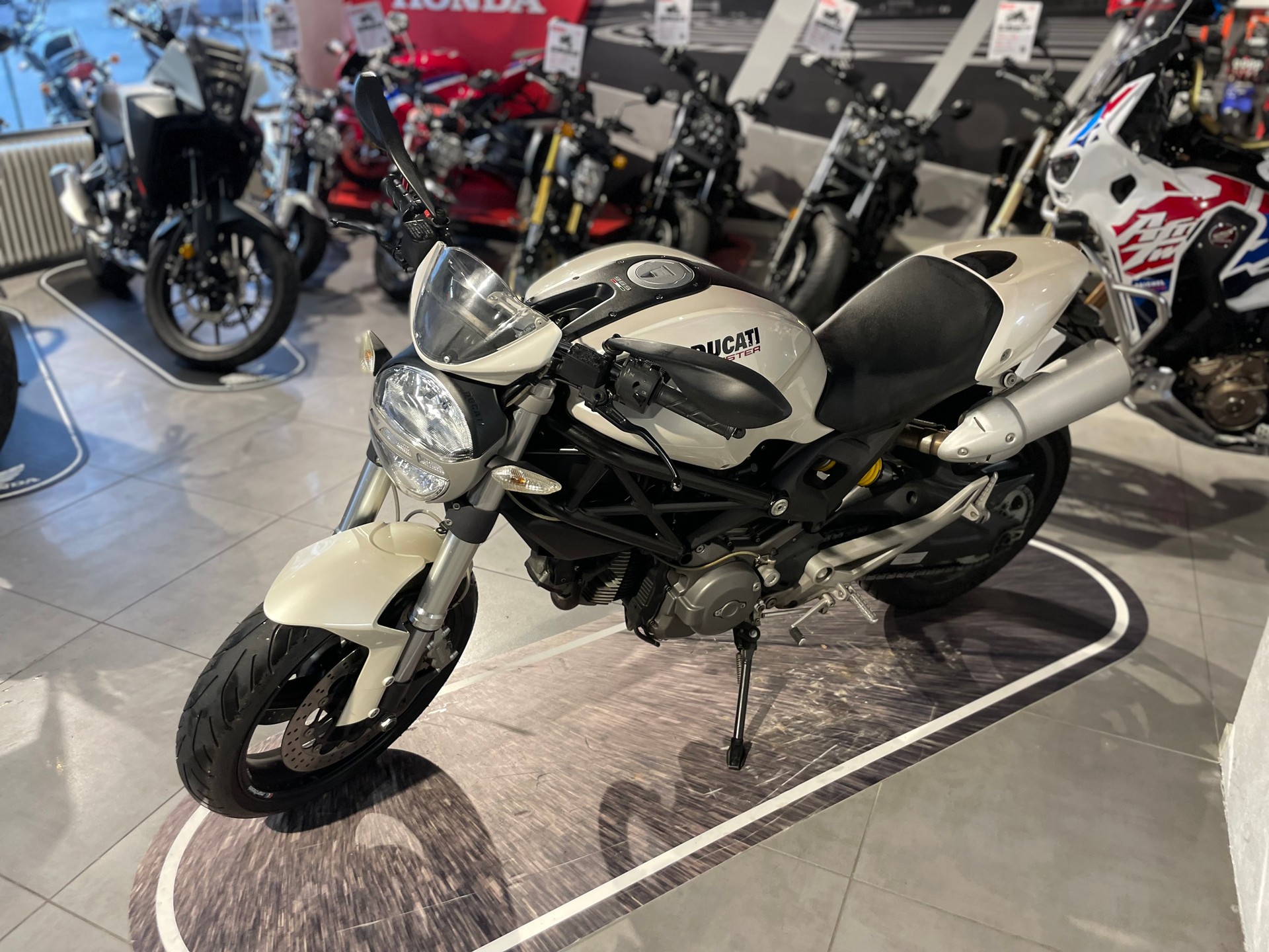 DUCATI Monster 696M-showroom-element-1