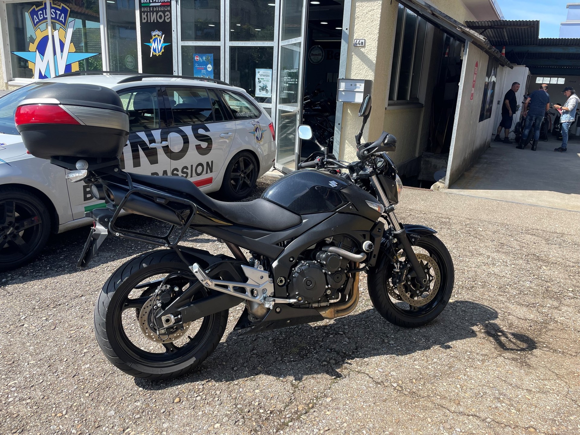 SUZUKI GSR 600-image-2