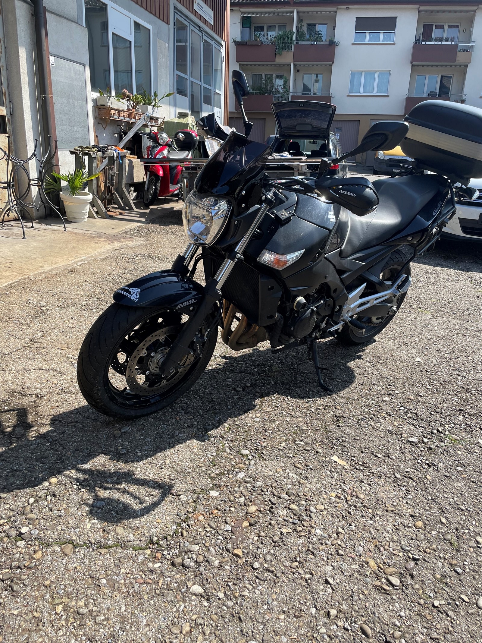 SUZUKI GSR 600-image-3