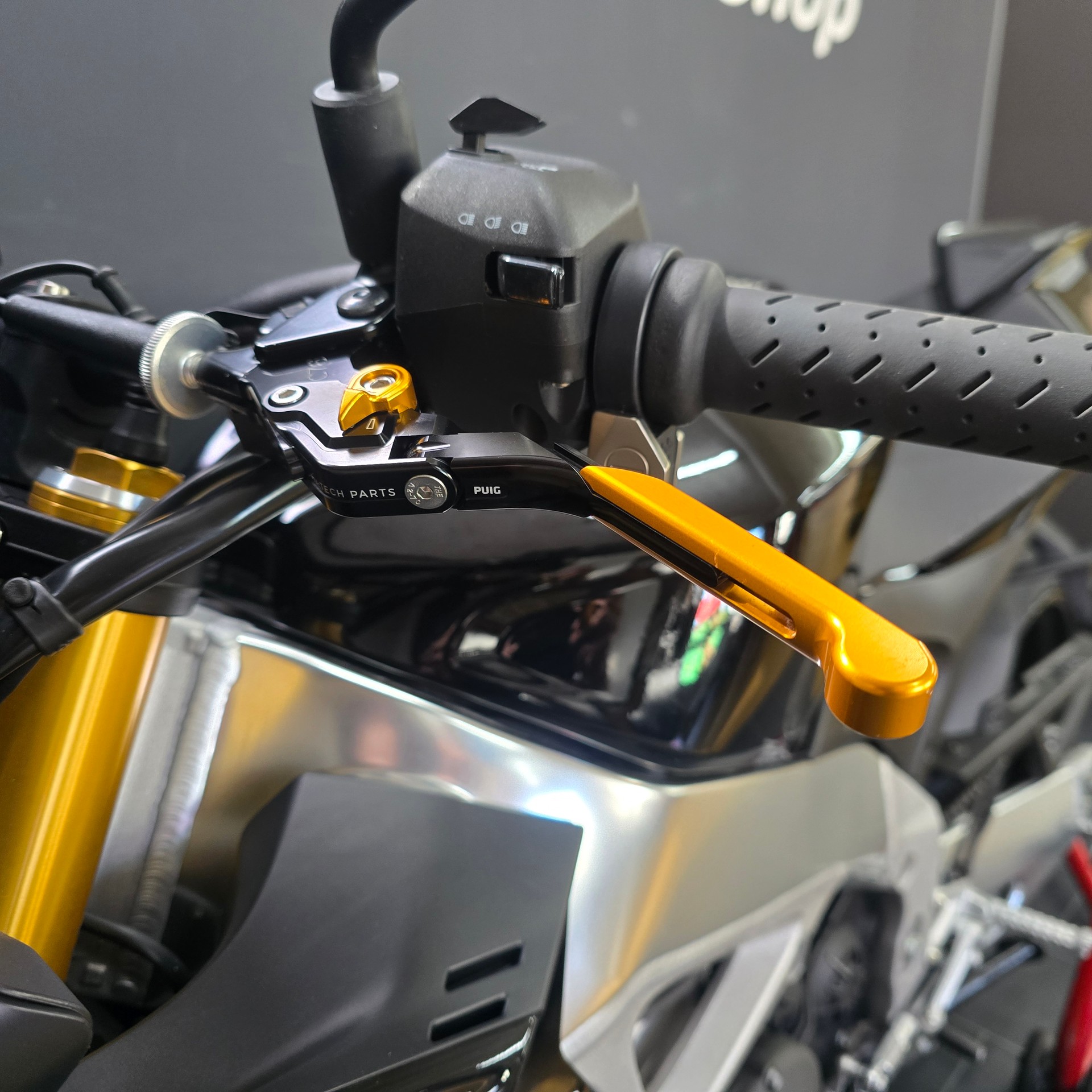 APRILIA Tuono V4 1100 Factory-showroom-element-2