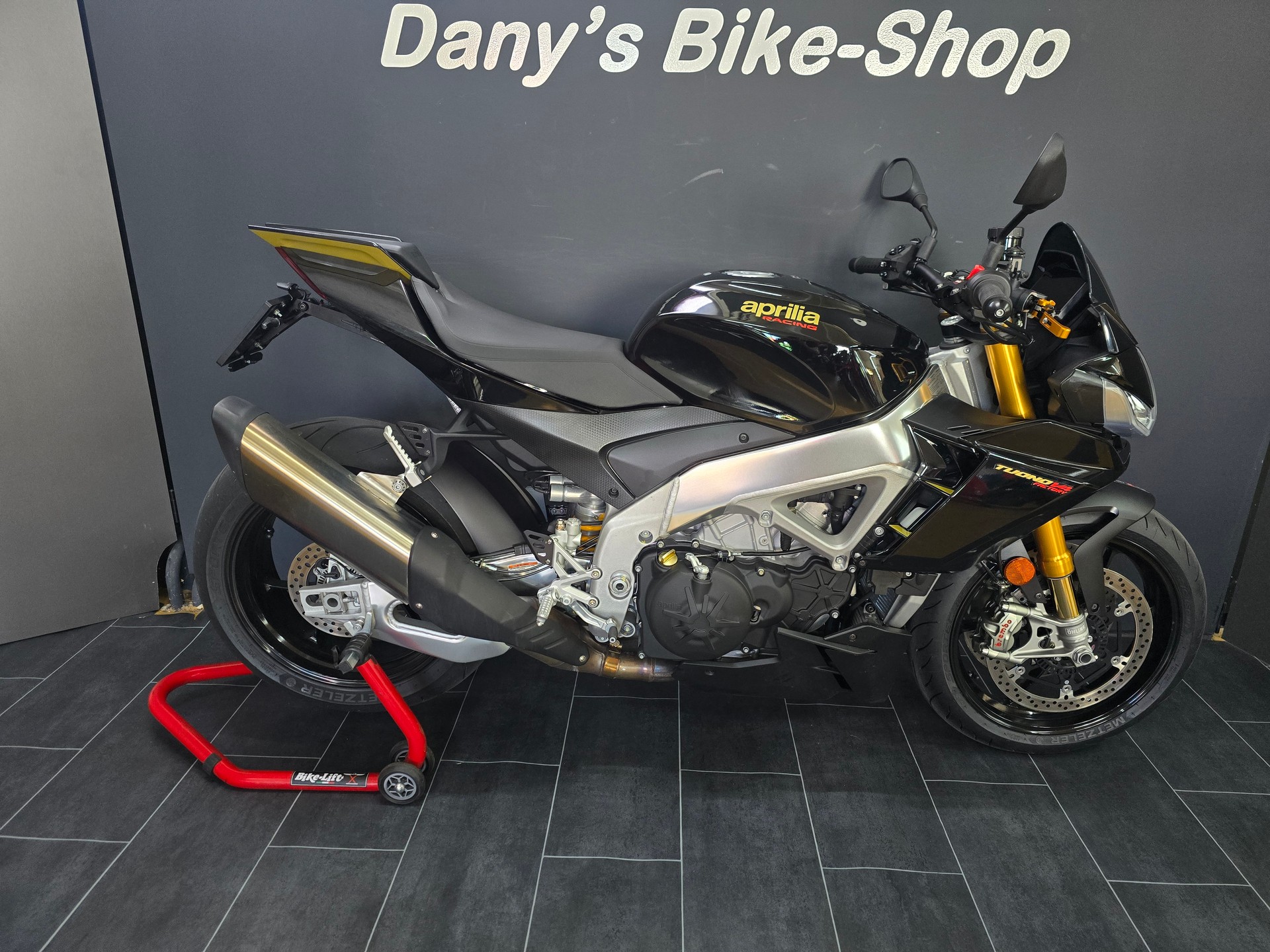 APRILIA Tuono V4 1100 Factory-showroom-element-3