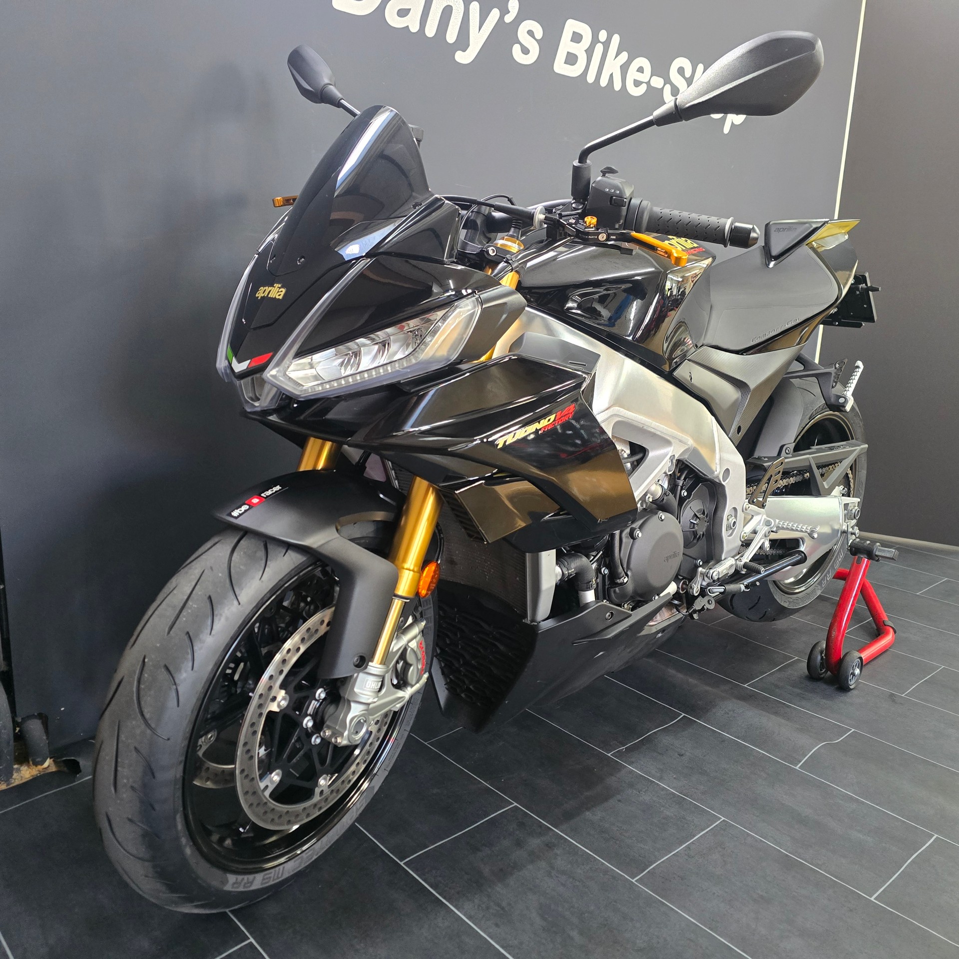APRILIA Tuono V4 1100 Factory-showroom-element-1