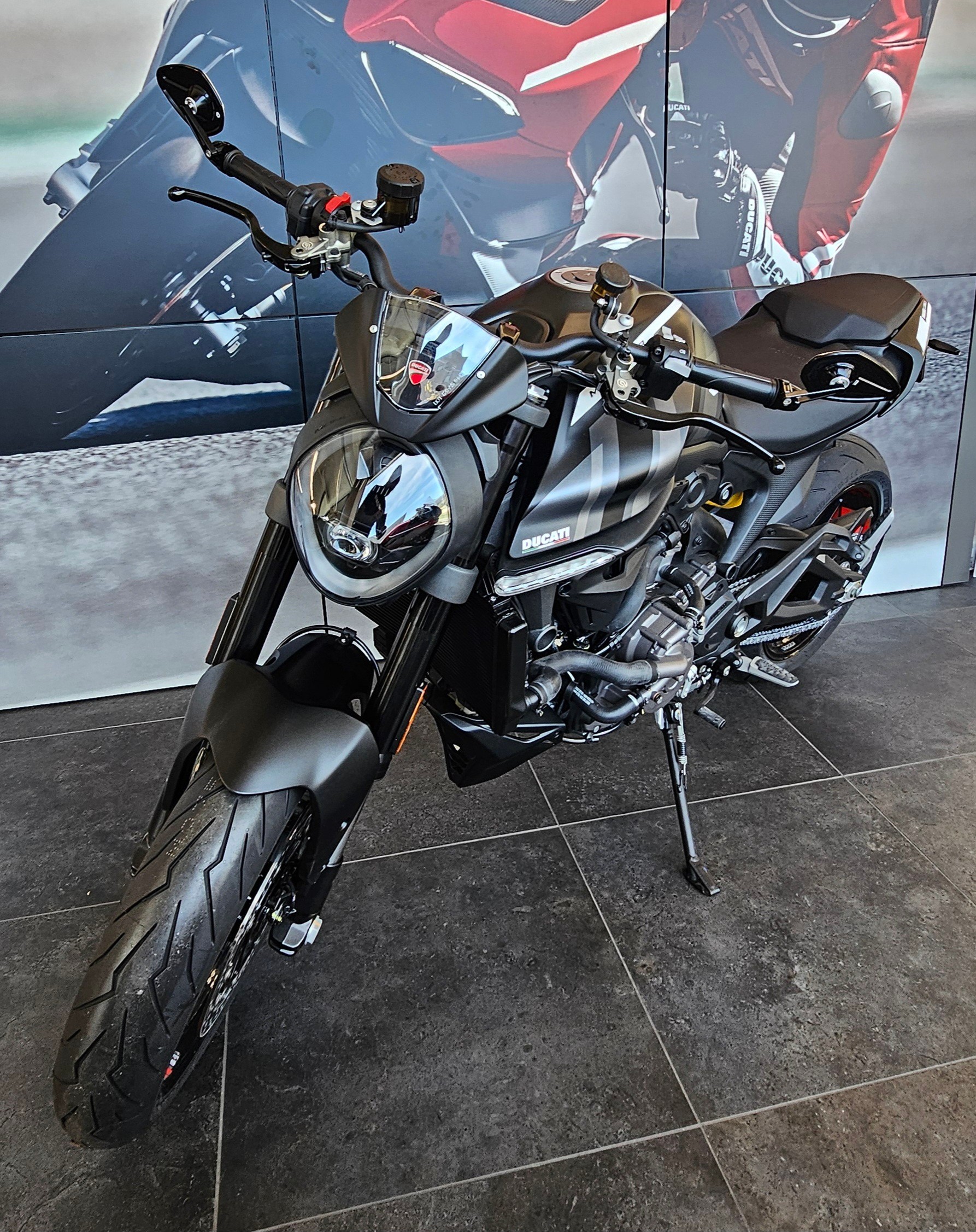 DUCATI Monster + 937 Dark Stealth-showroom-element-3