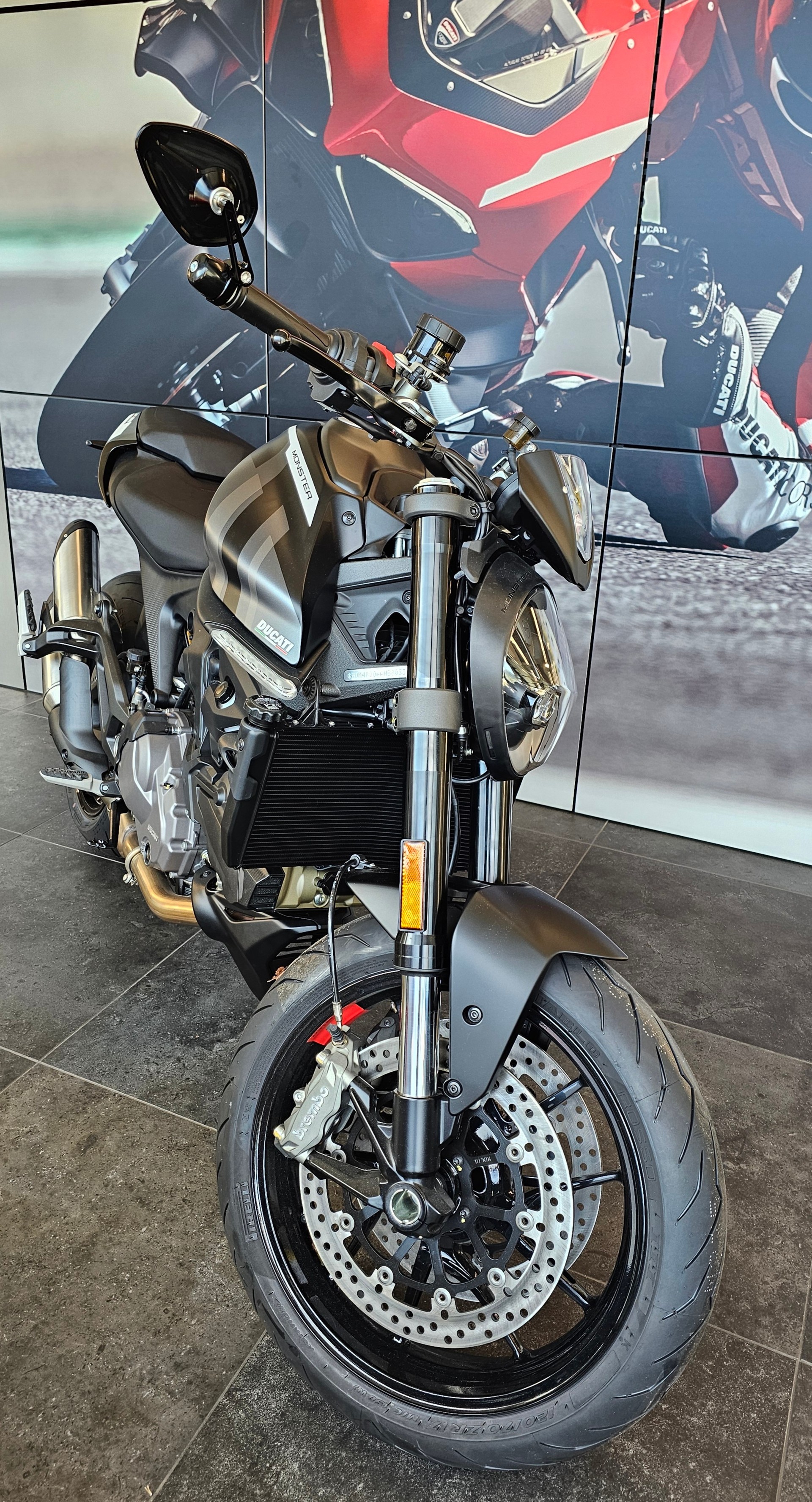 DUCATI Monster + 937 Dark Stealth-showroom-element-2