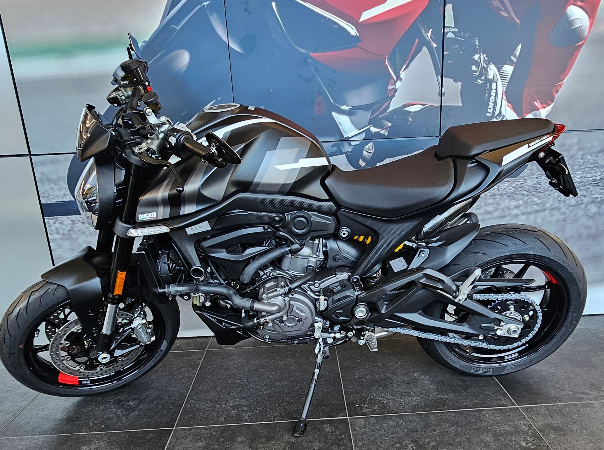 DUCATI Monster + 937 Dark Stealth-showroom-element-1