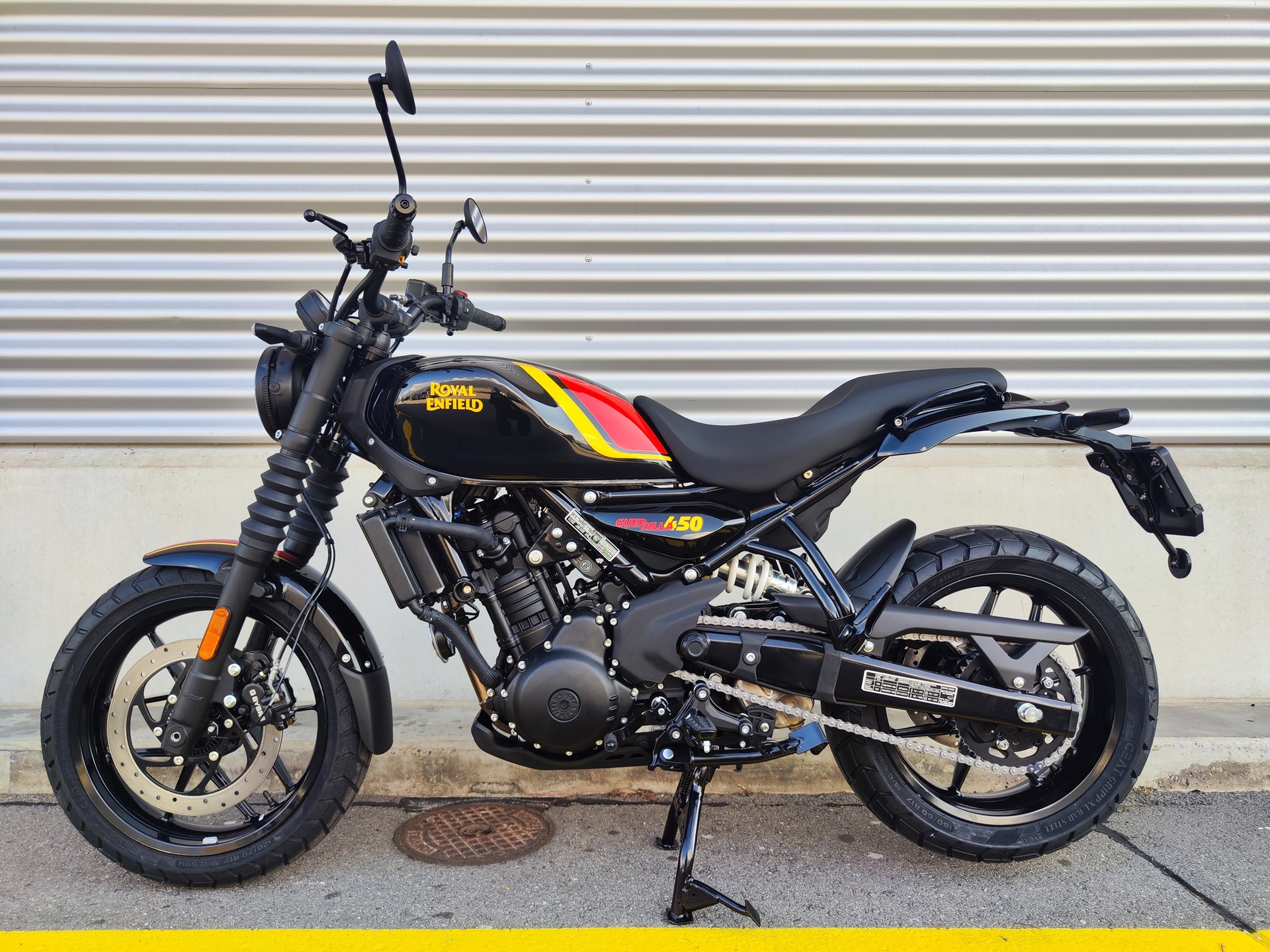 ROYAL ENFIELD Guerrilla 450-showroom-element-1