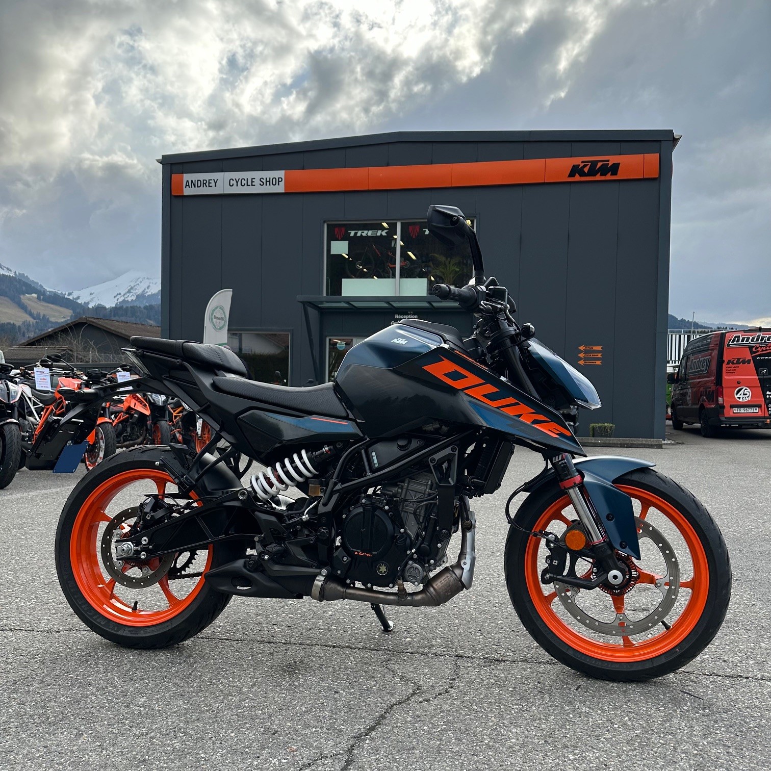 KTM 125 Duke-showroom-element-1