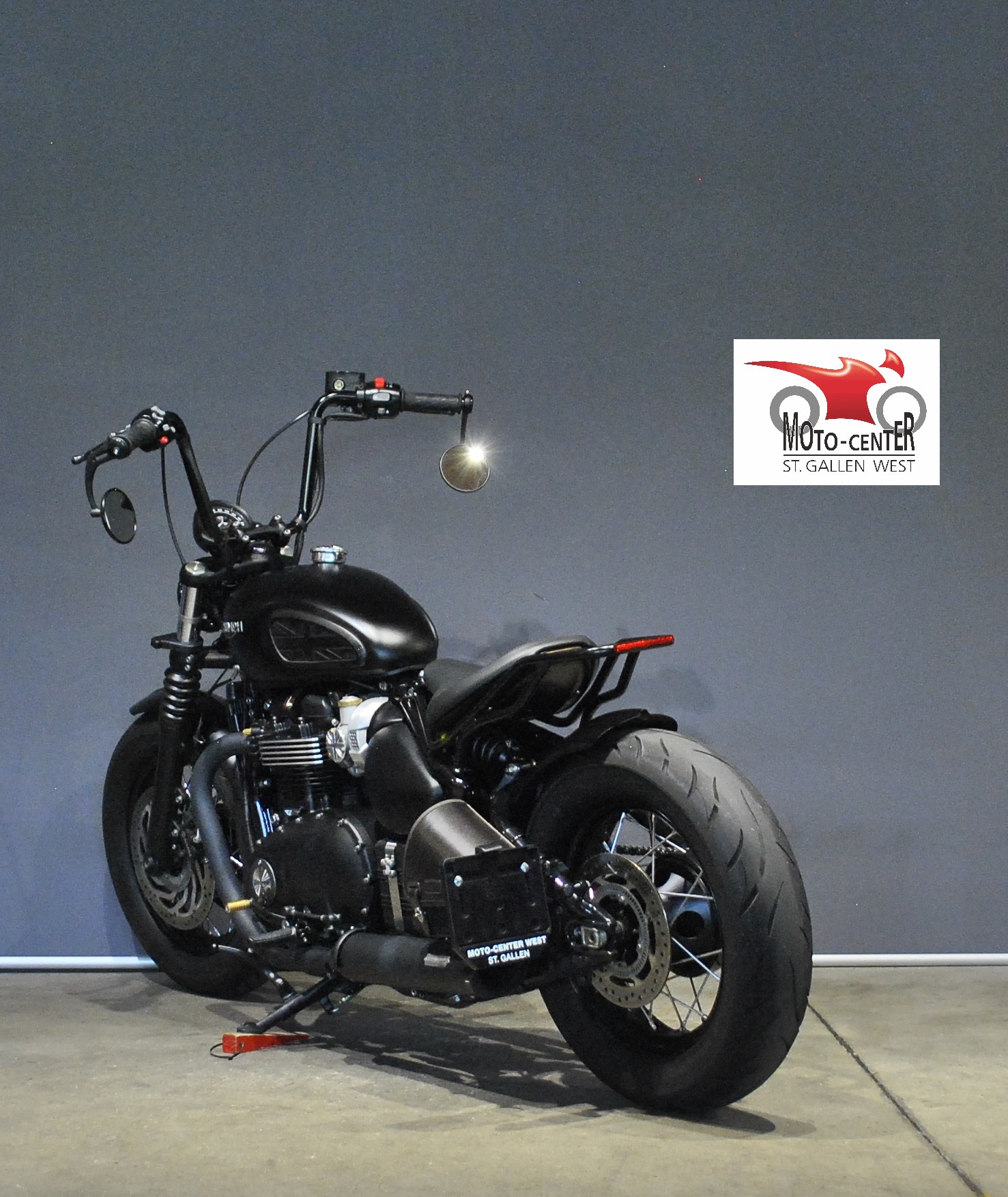 TRIUMPH Bonneville 1200 Bobber Black ABS-showroom-element-3