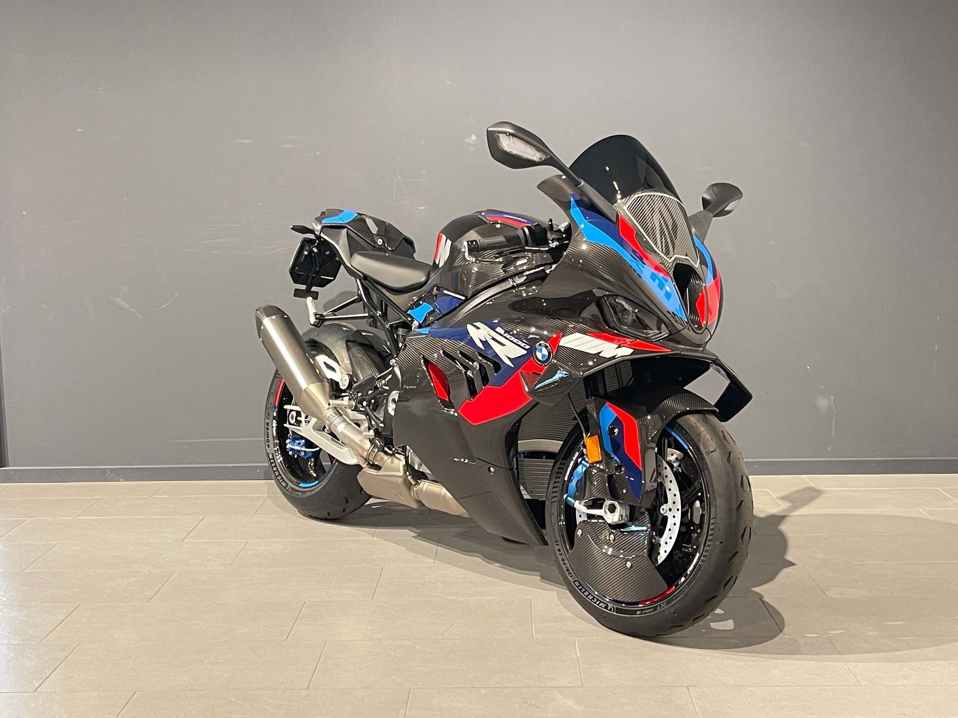 BMW M 1000 RR-showroom-element-1