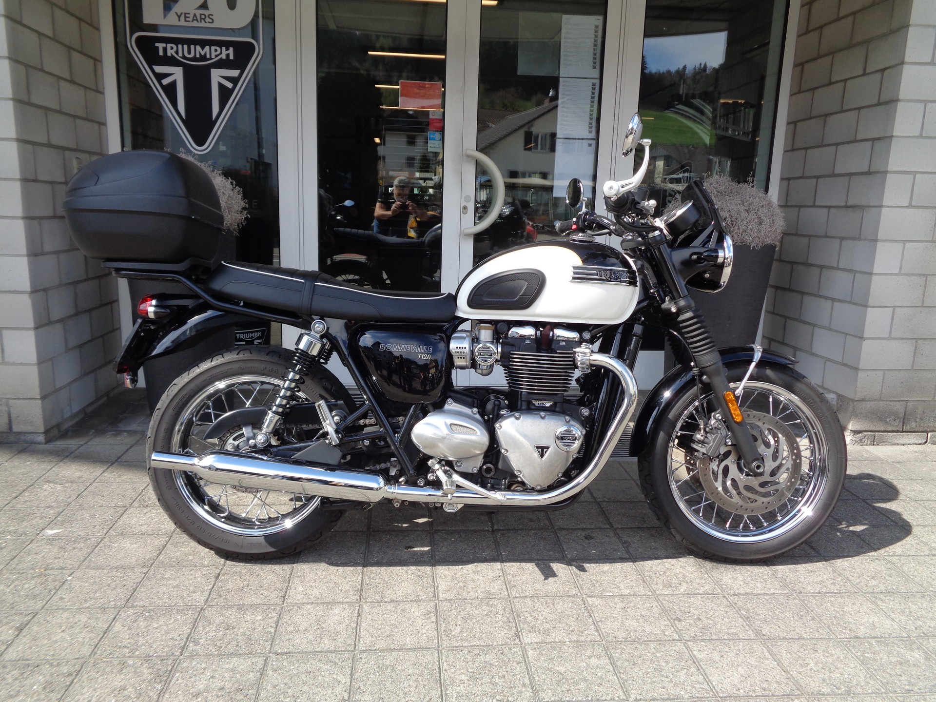 TRIUMPH Bonneville T120 ABS-showroom-element-1