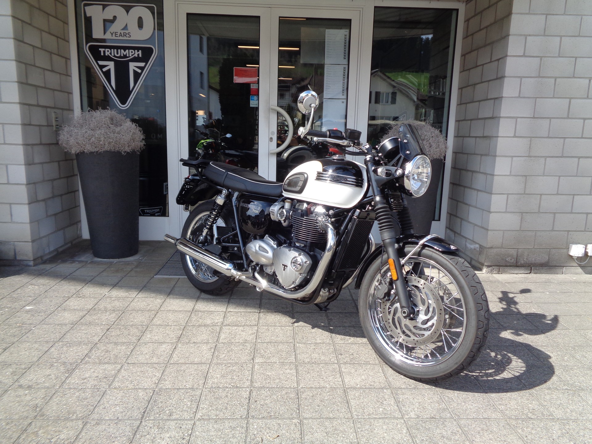 TRIUMPH Bonneville T120 ABS-showroom-element-3