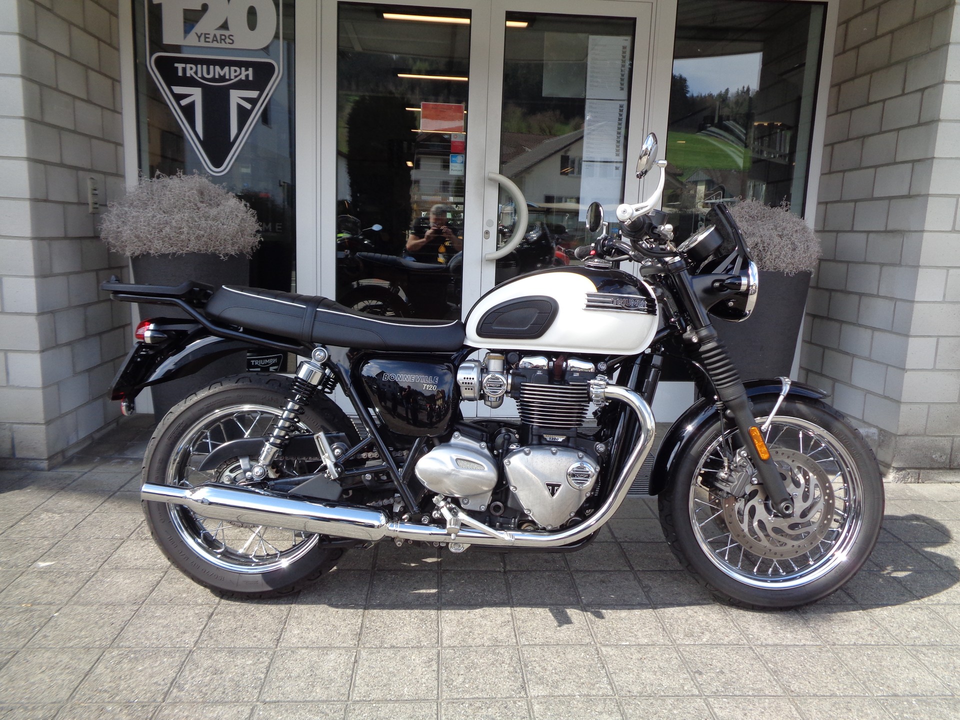 TRIUMPH Bonneville T120 ABS-showroom-element-2