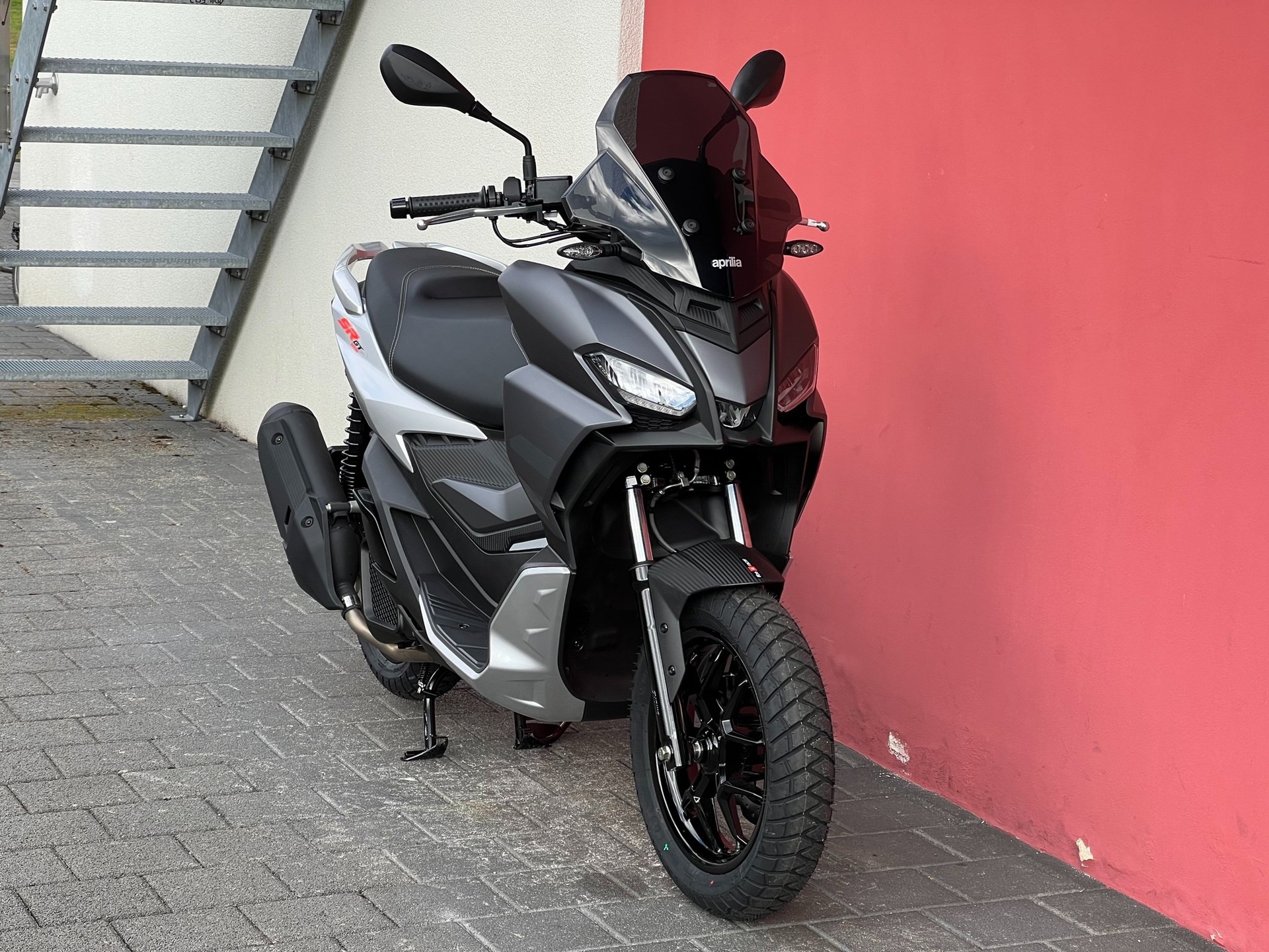 APRILIA SR 125 GT ABS - 4 Jahre Garantie-showroom-element-1