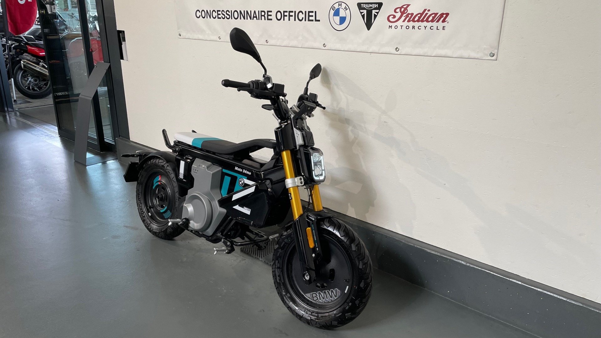 BMW CE 02 Highline-showroom-element-1