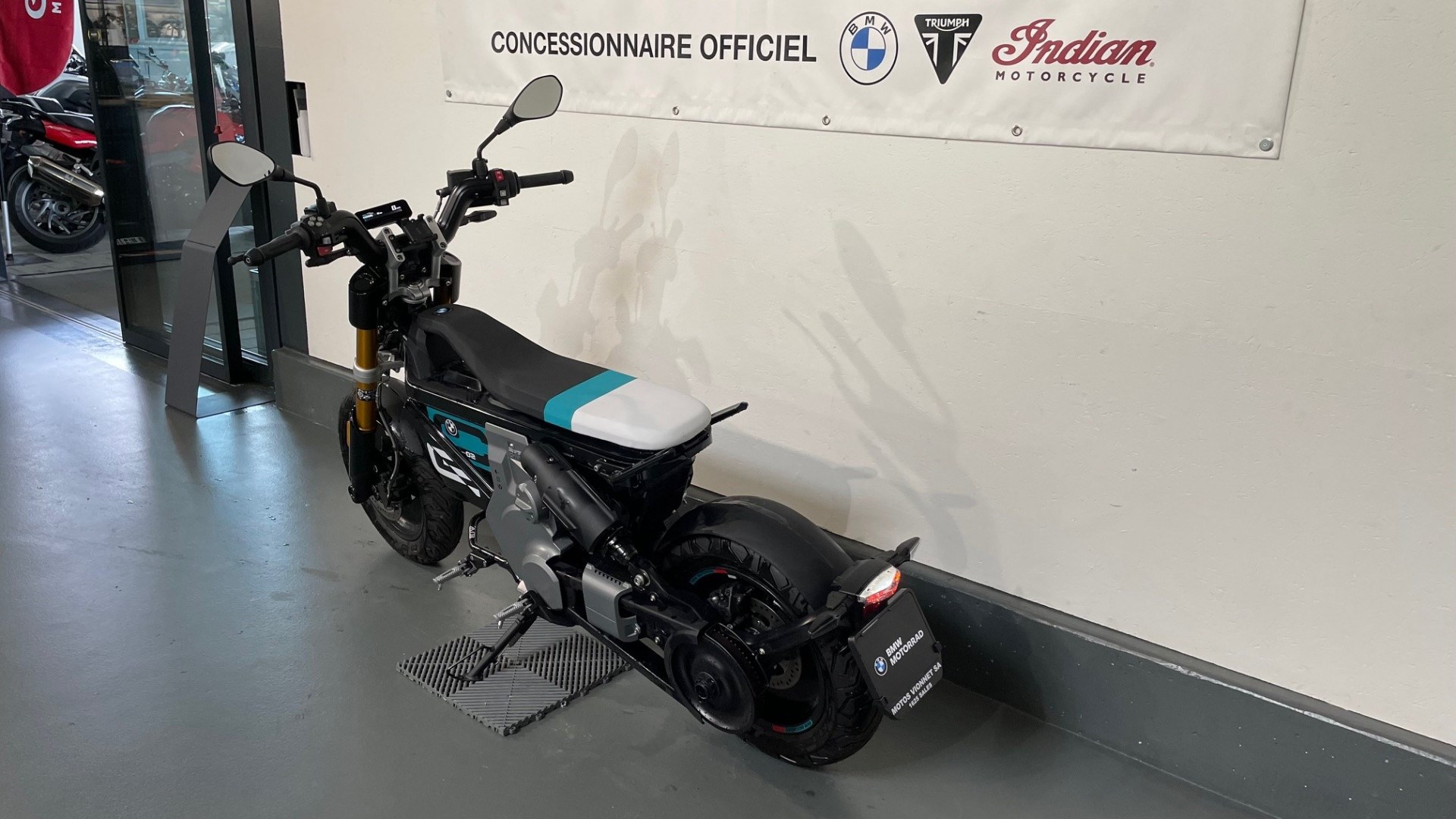 BMW CE 02 Highline-showroom-element-2