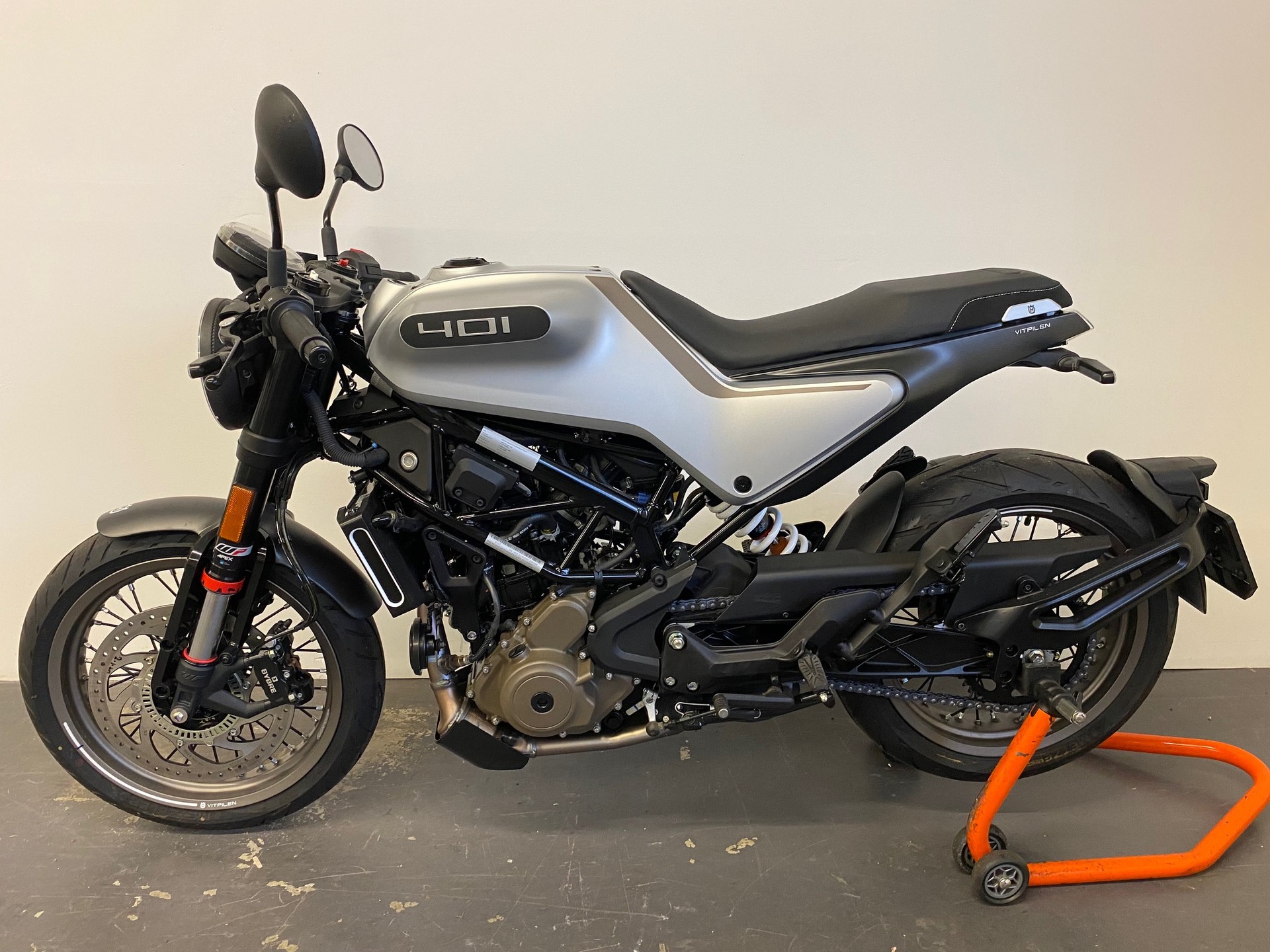 HUSQVARNA Vitpilen 401-showroom-element-1