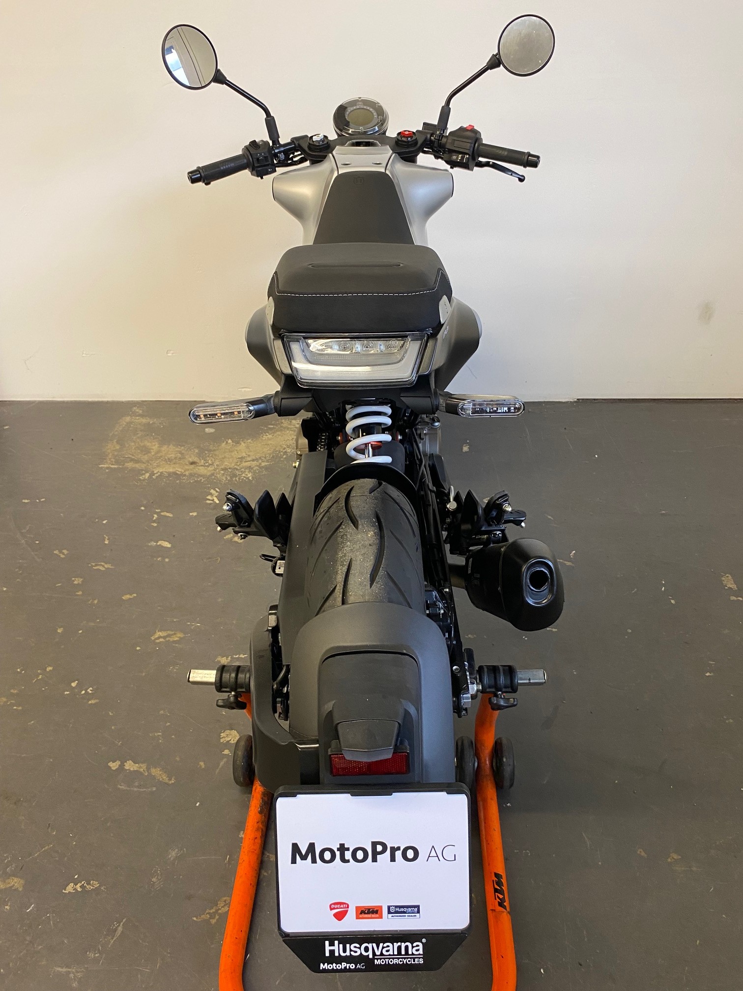 HUSQVARNA Vitpilen 401-showroom-element-3