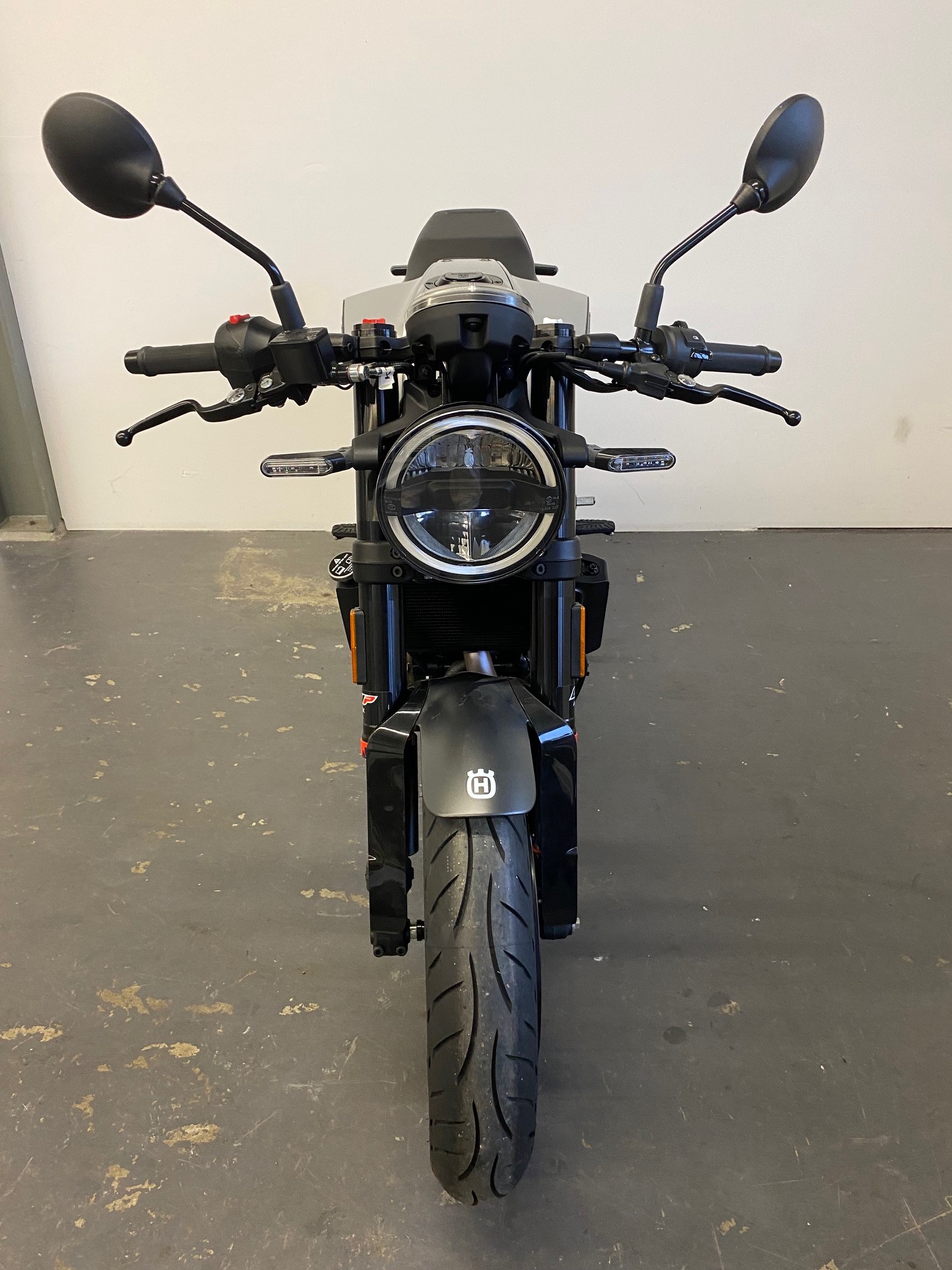 HUSQVARNA Vitpilen 401-showroom-element-2