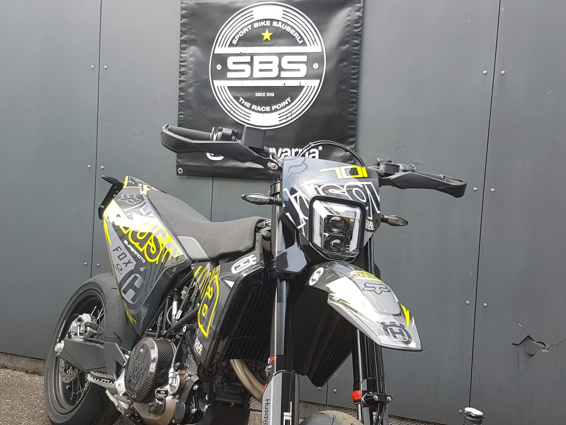 HUSQVARNA 701 Supermoto (35kW)-showroom-element-2