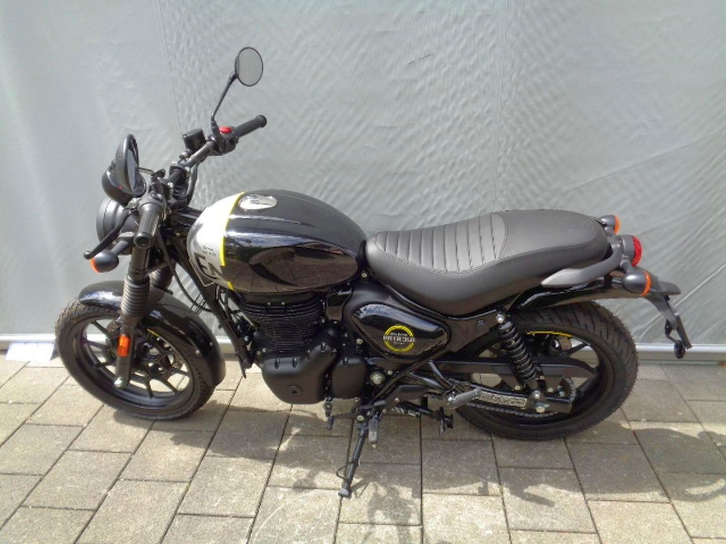 ROYAL ENFIELD HNTR 350 E5-showroom-element-1