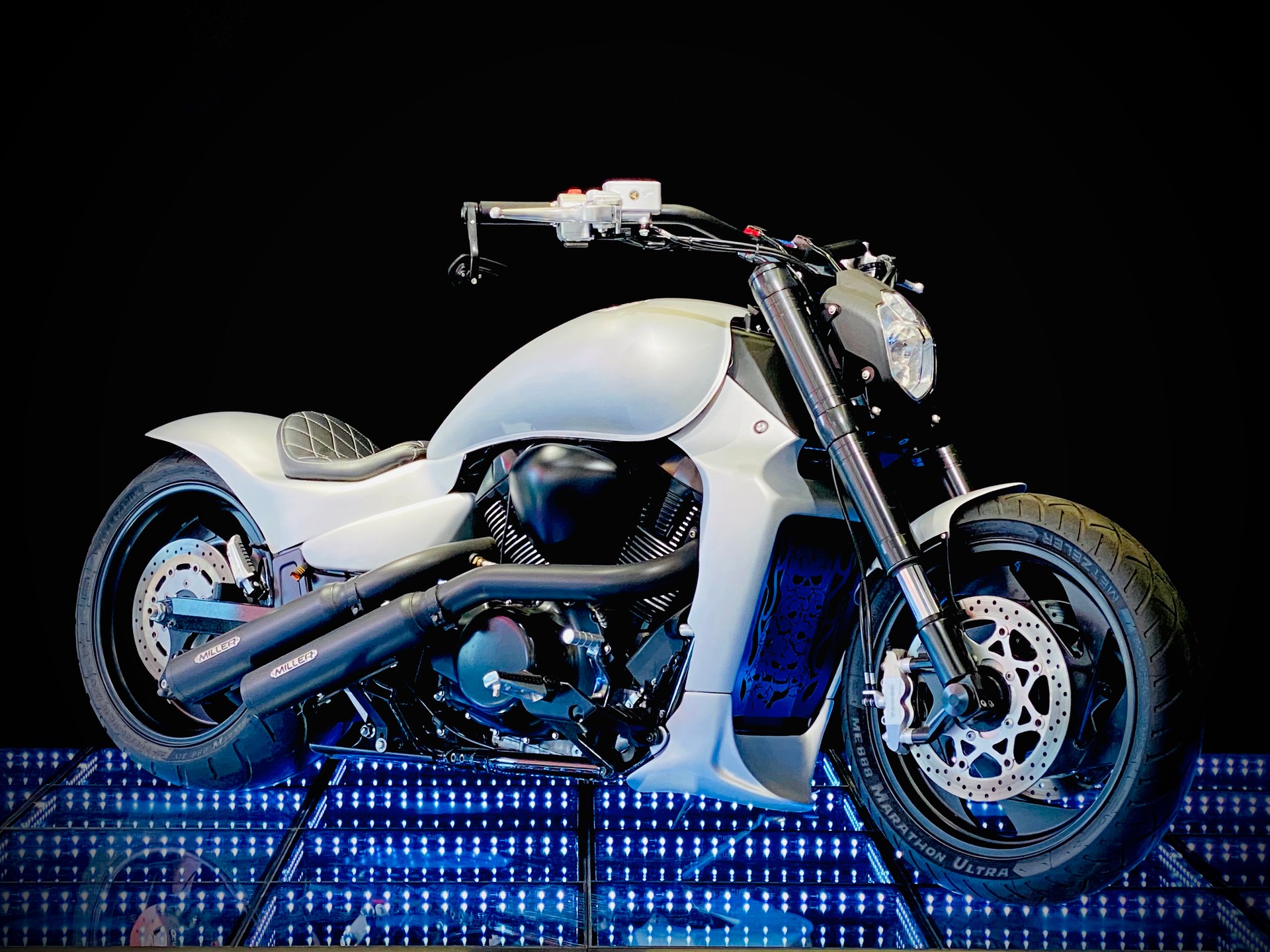SUZUKI M 1800 R K7
