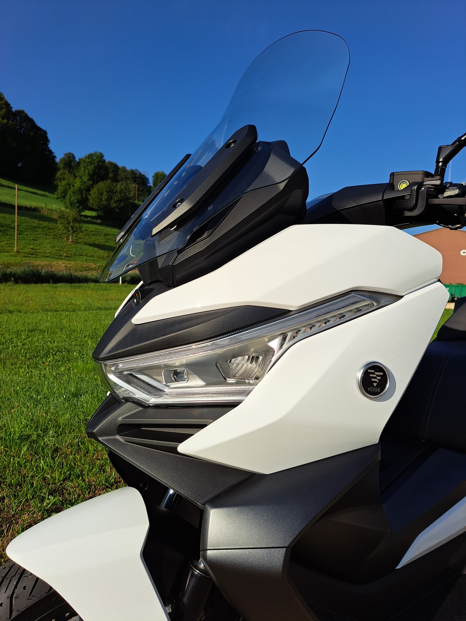 VOGE SR4 Max Luxury-showroom-element-3
