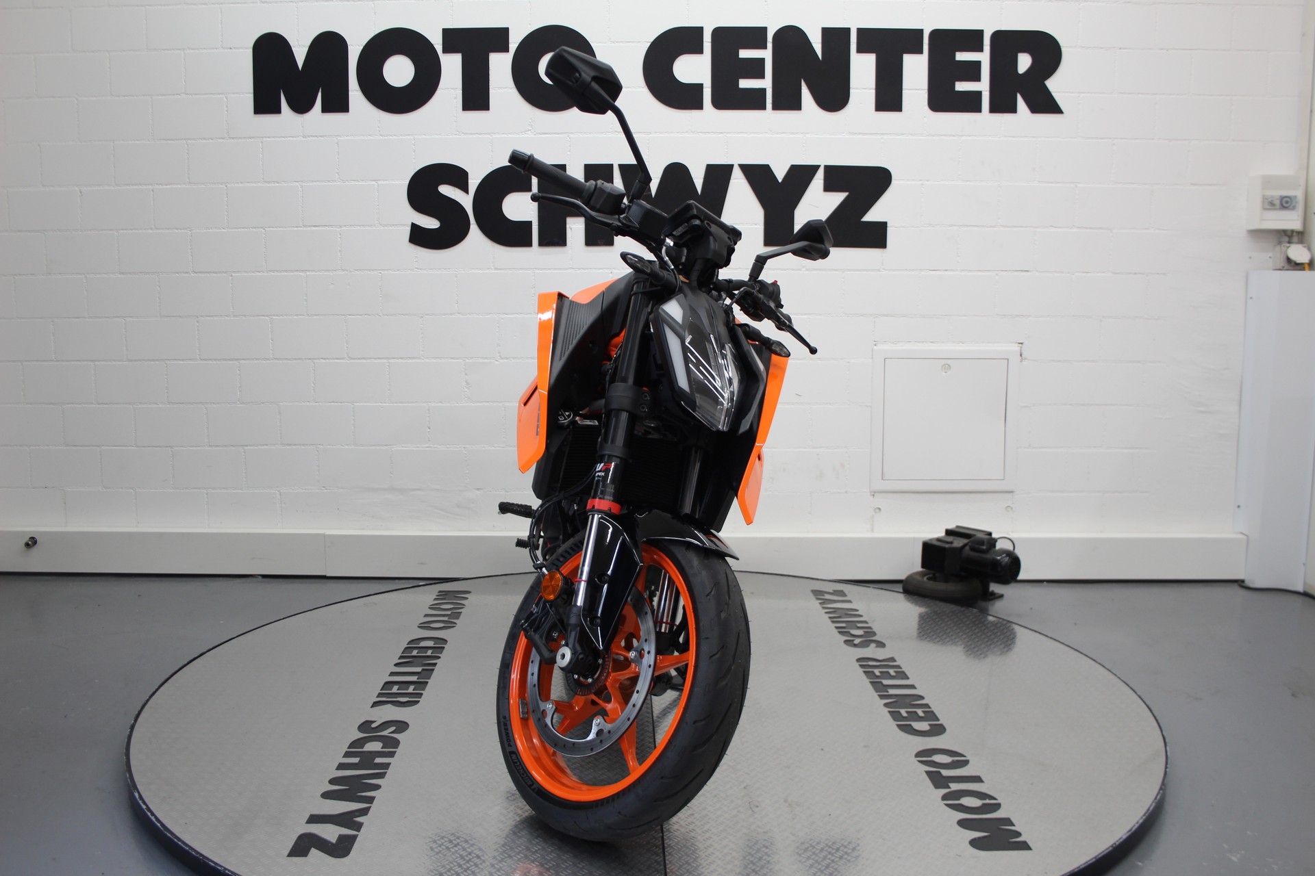 KTM 390 Duke-showroom-element-2