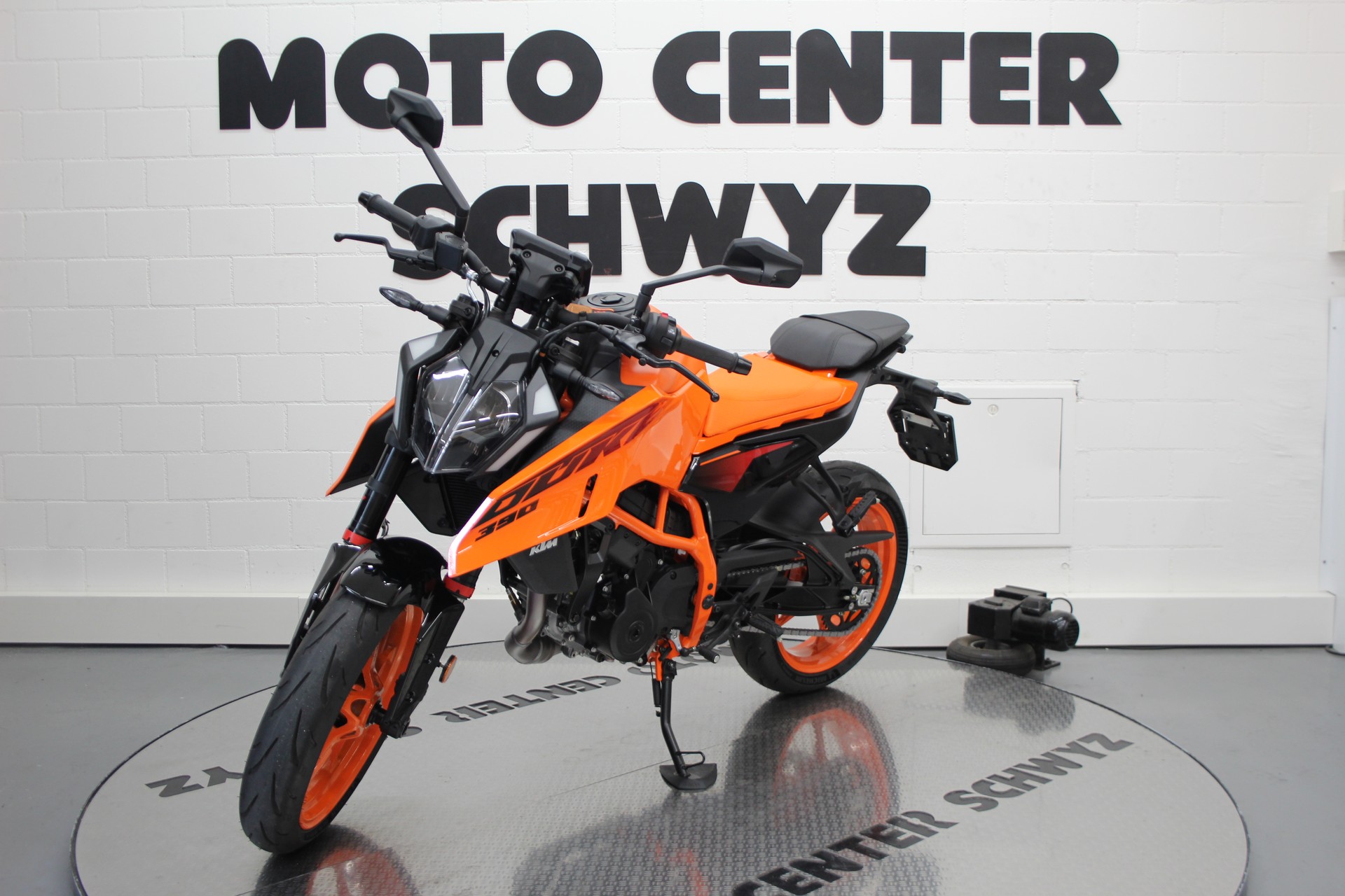 KTM 390 Duke-showroom-element-3