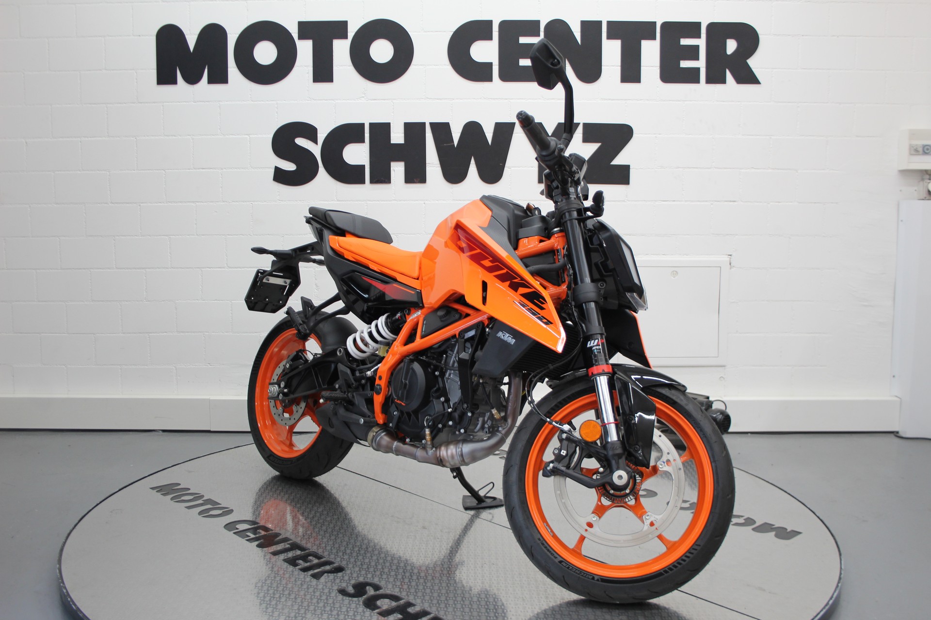 KTM 390 Duke-showroom-element-1