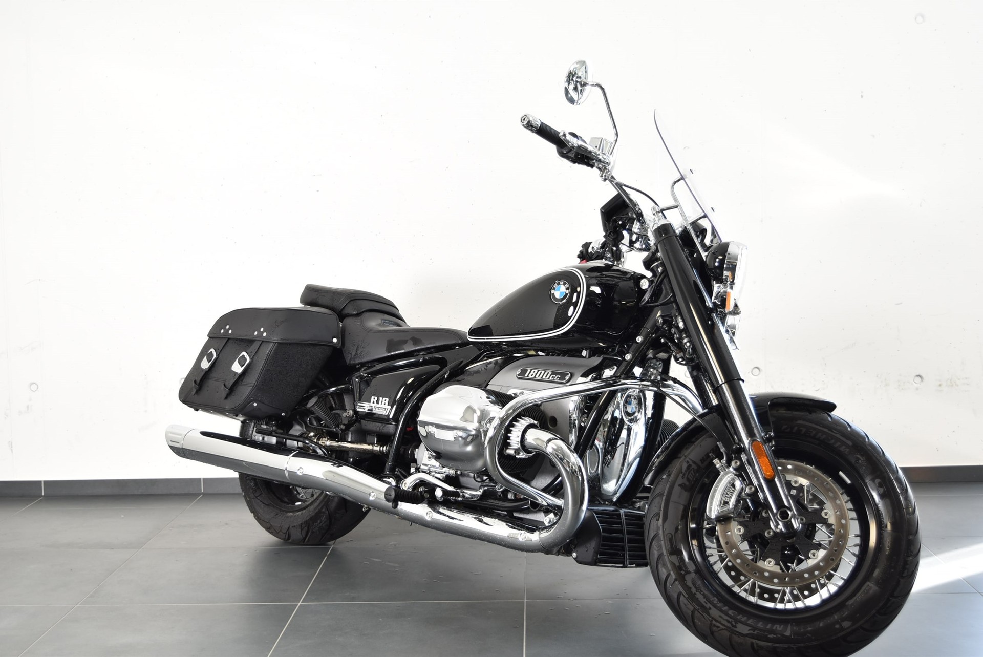 BMW R18-showroom-element-2