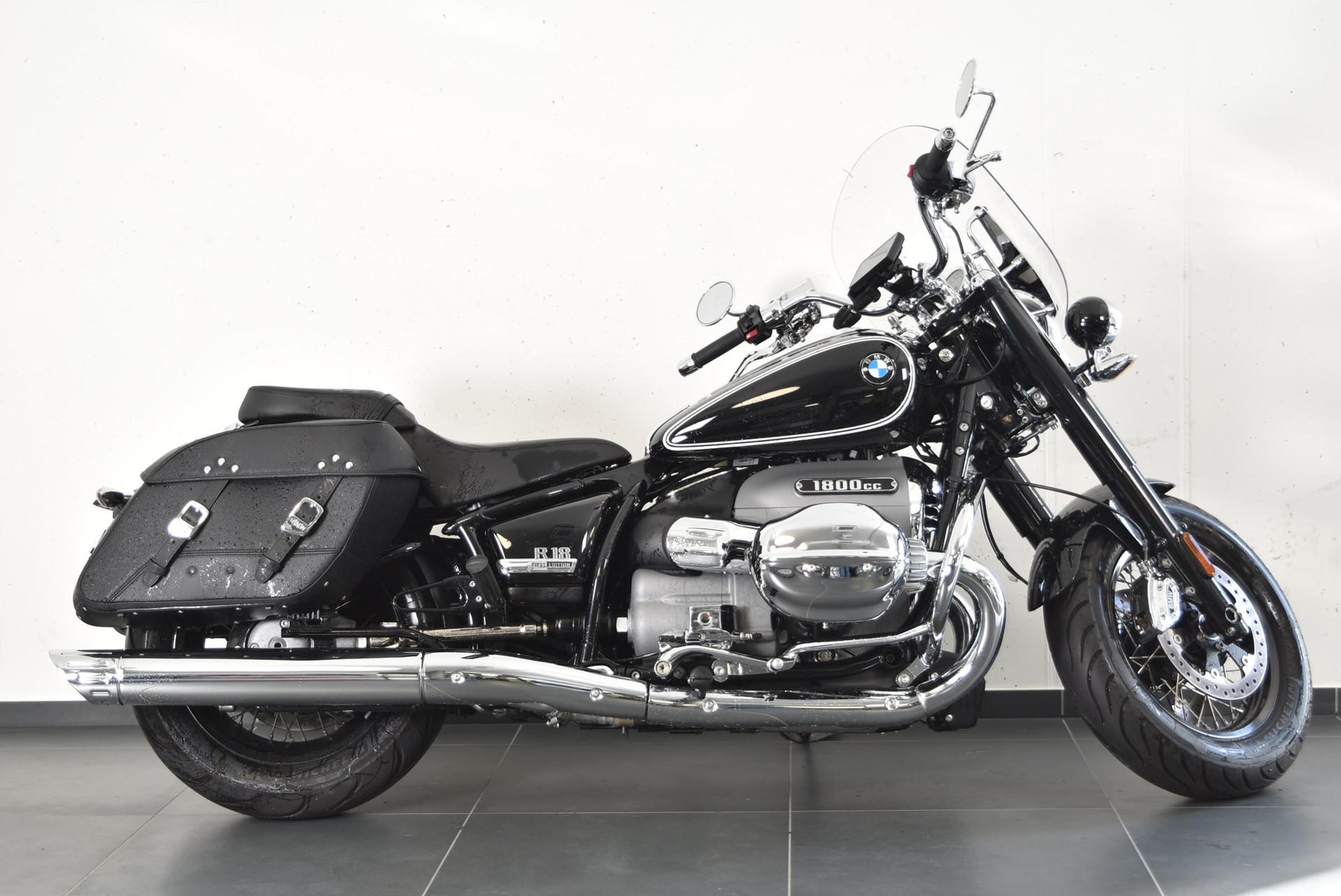 BMW R18-showroom-element-3