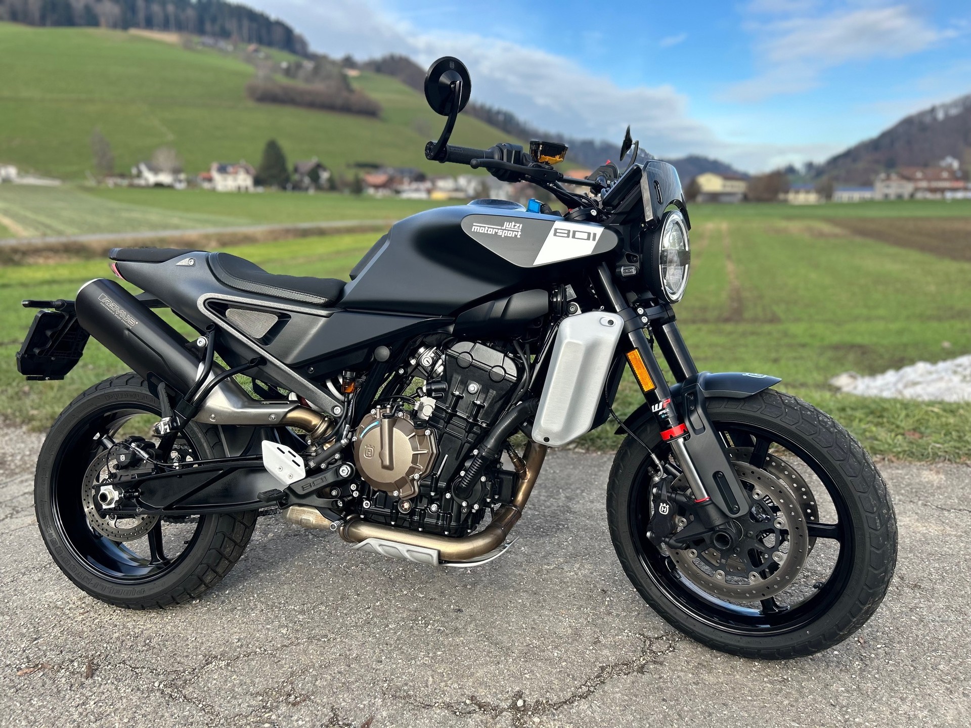 HUSQVARNA Svartpilen 801