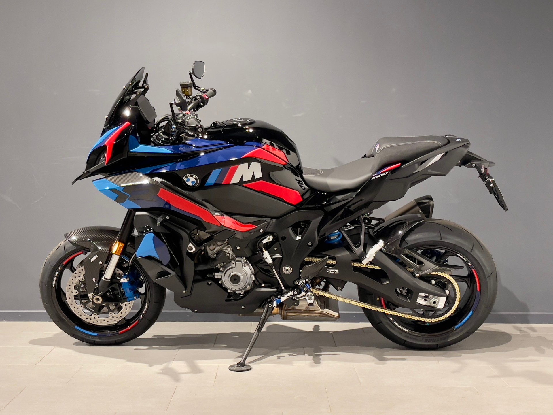 BMW M 1000 XR-showroom-element-3