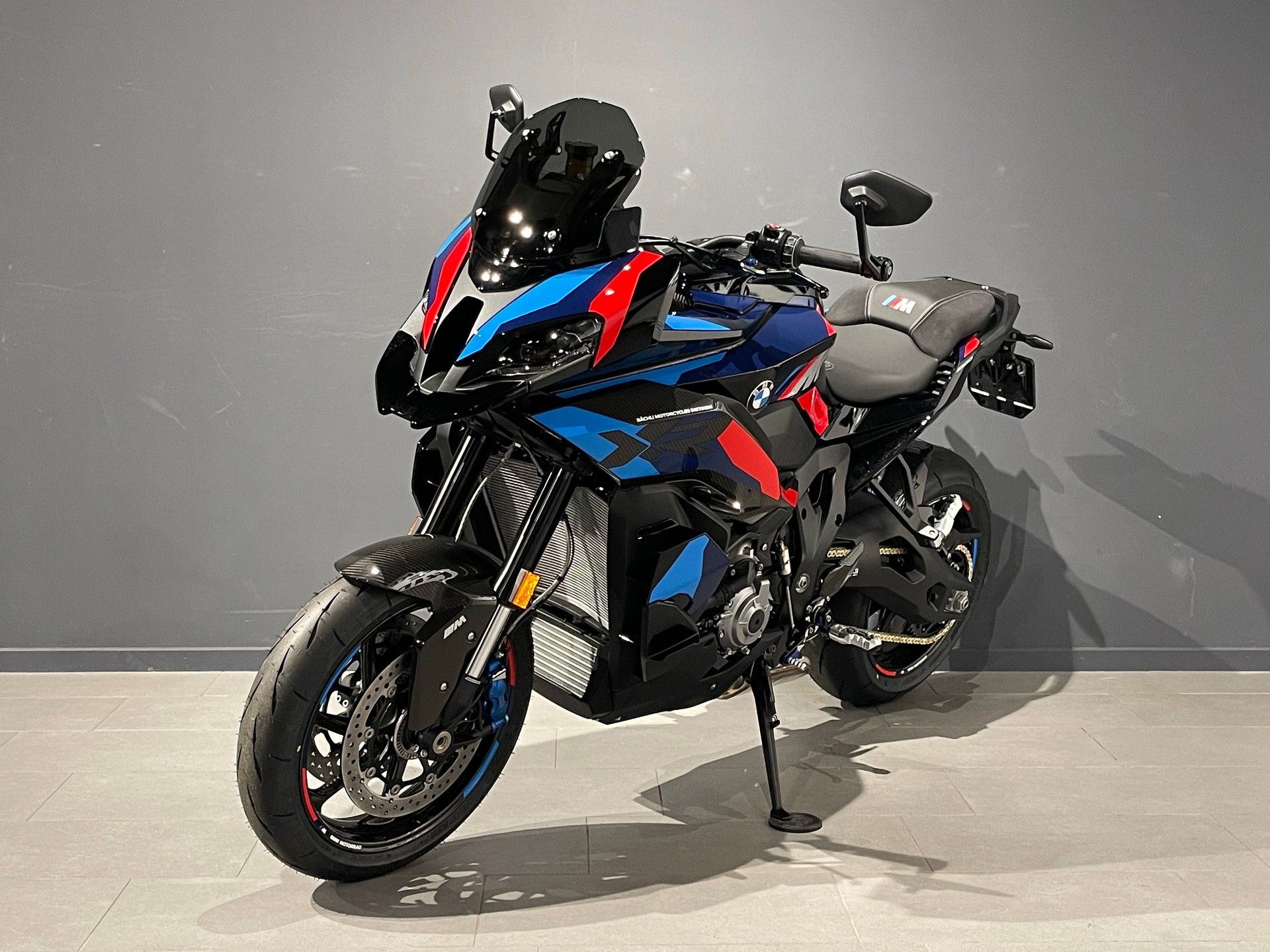 BMW M 1000 XR-showroom-element-2