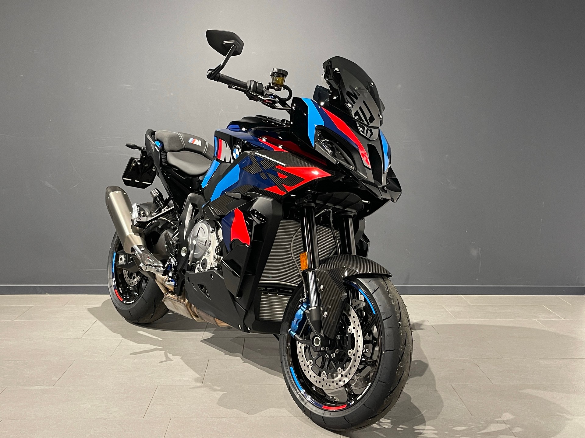 BMW M 1000 XR-showroom-element-1