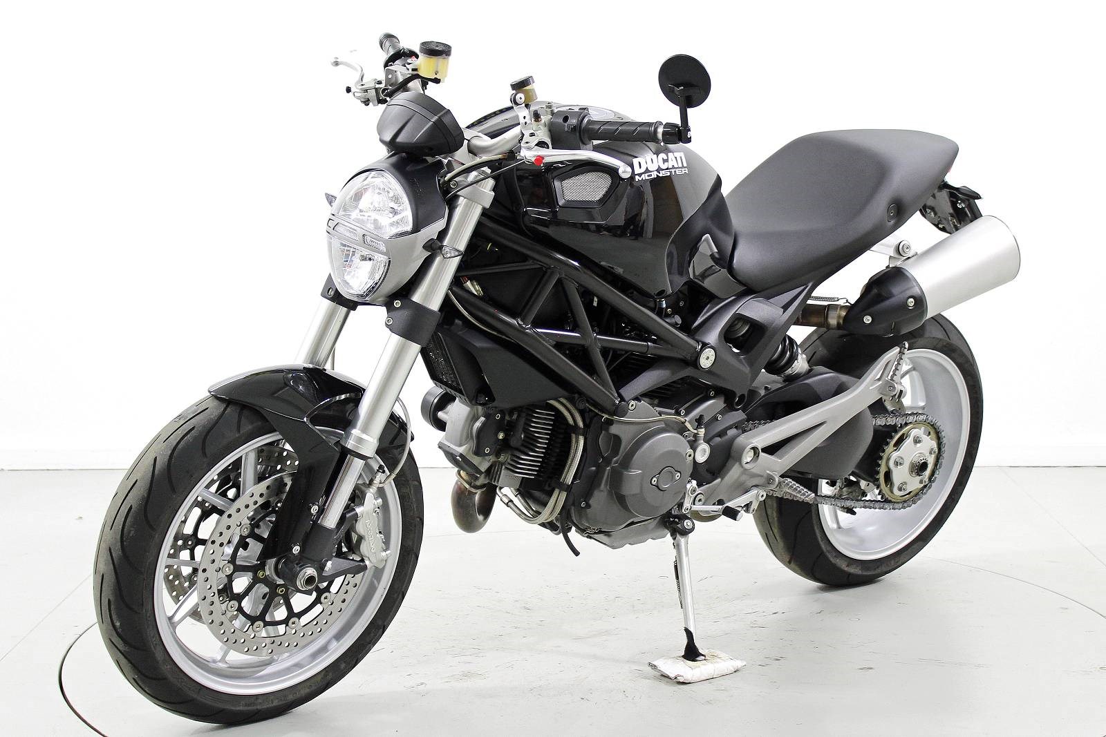 DUCATI Monster 1100-showroom-element-2