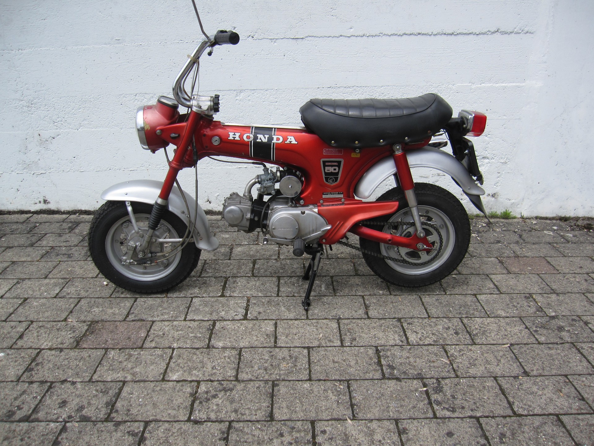 HONDA Dax ST 50-showroom-element-3
