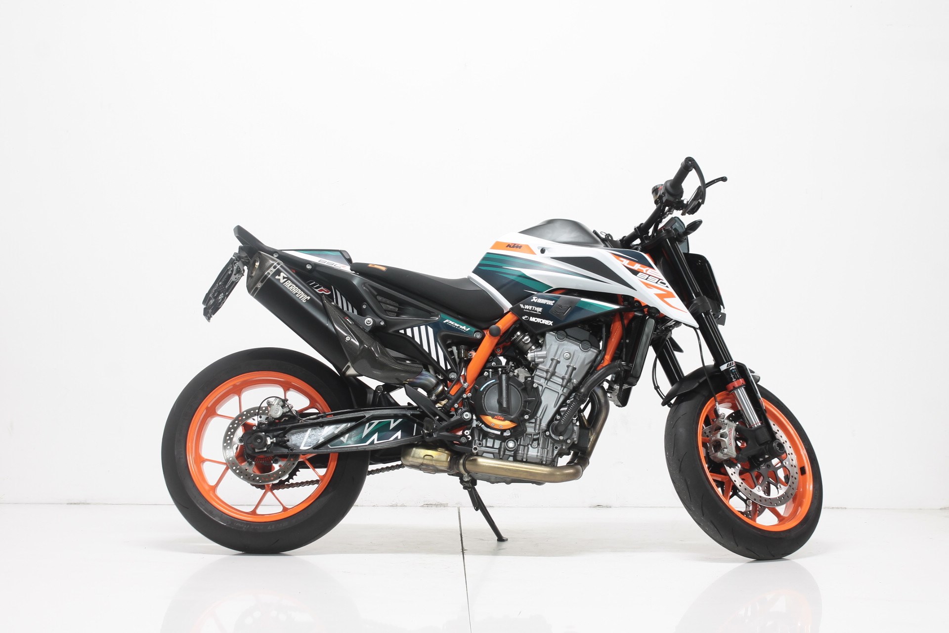 KTM 890 Duke R-showroom-element-1